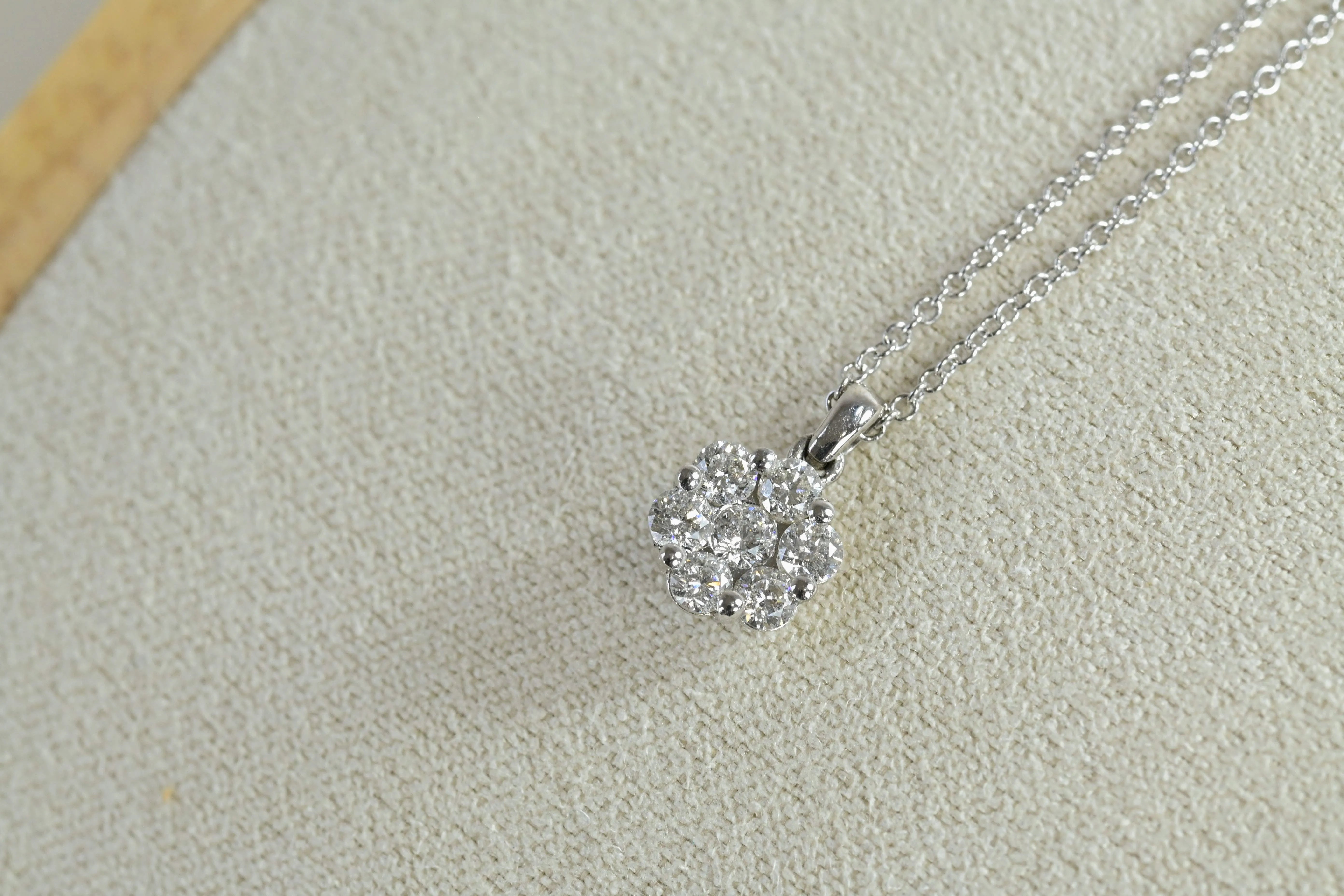 Collier vintage en forme de fleur avec 7 diamants en or blanc 14K.