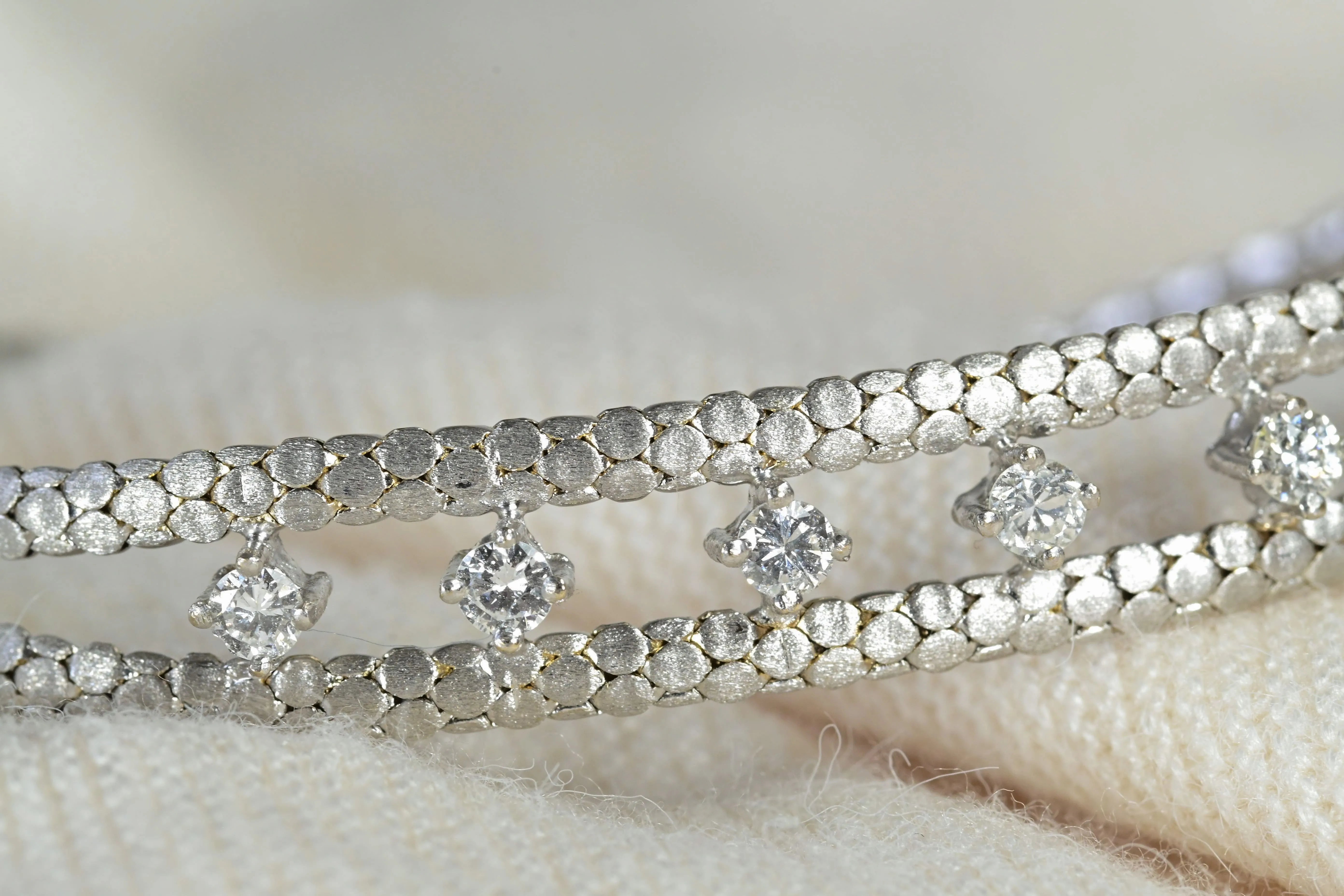 Diamond bracelet in 18k white gold featuring 7 round-cut diamonds (0.84 ct) with a satin finish.