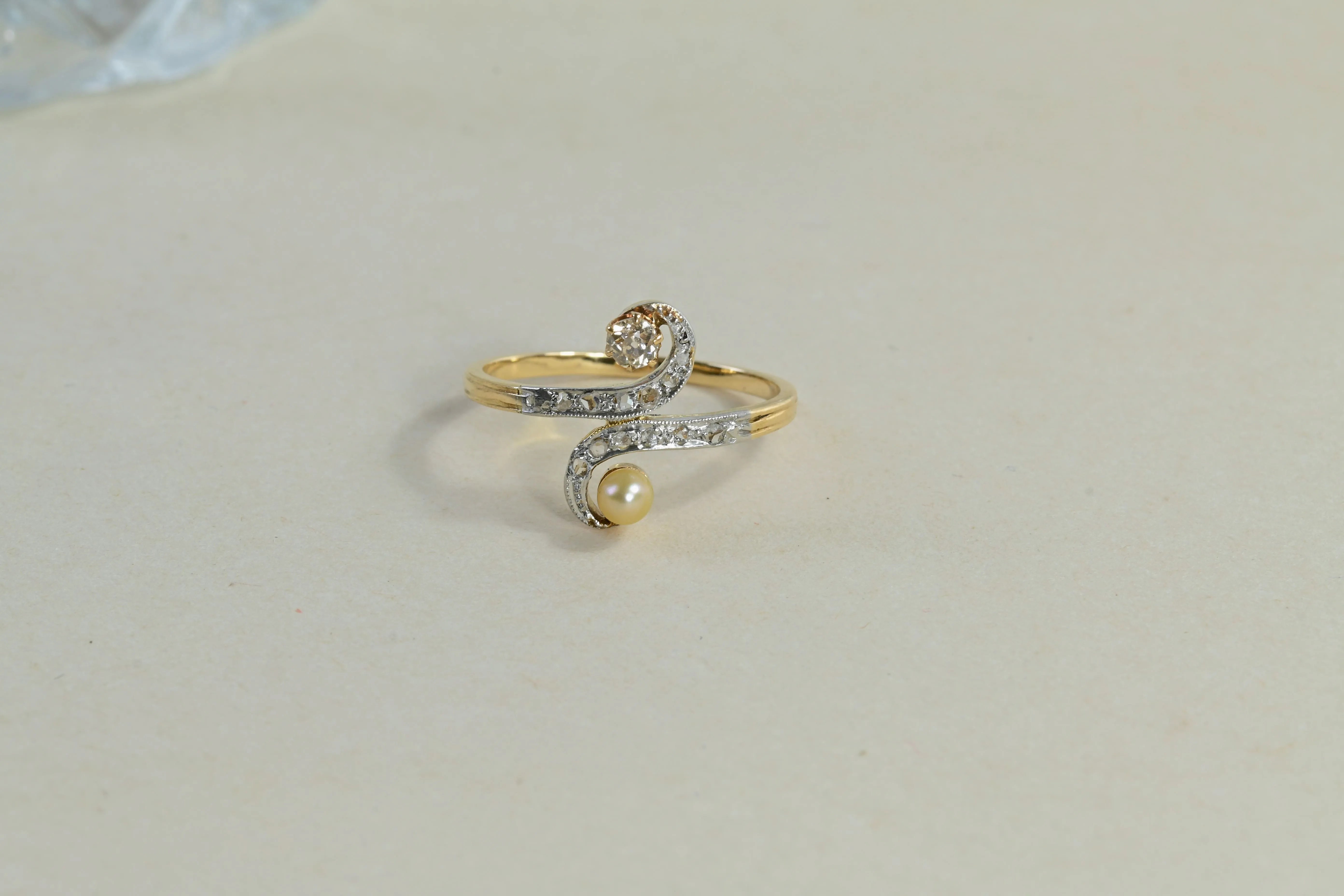 Anillo vintage "Tú y Yo" con perla Akoya y diamantes en oro amarillo de 18K