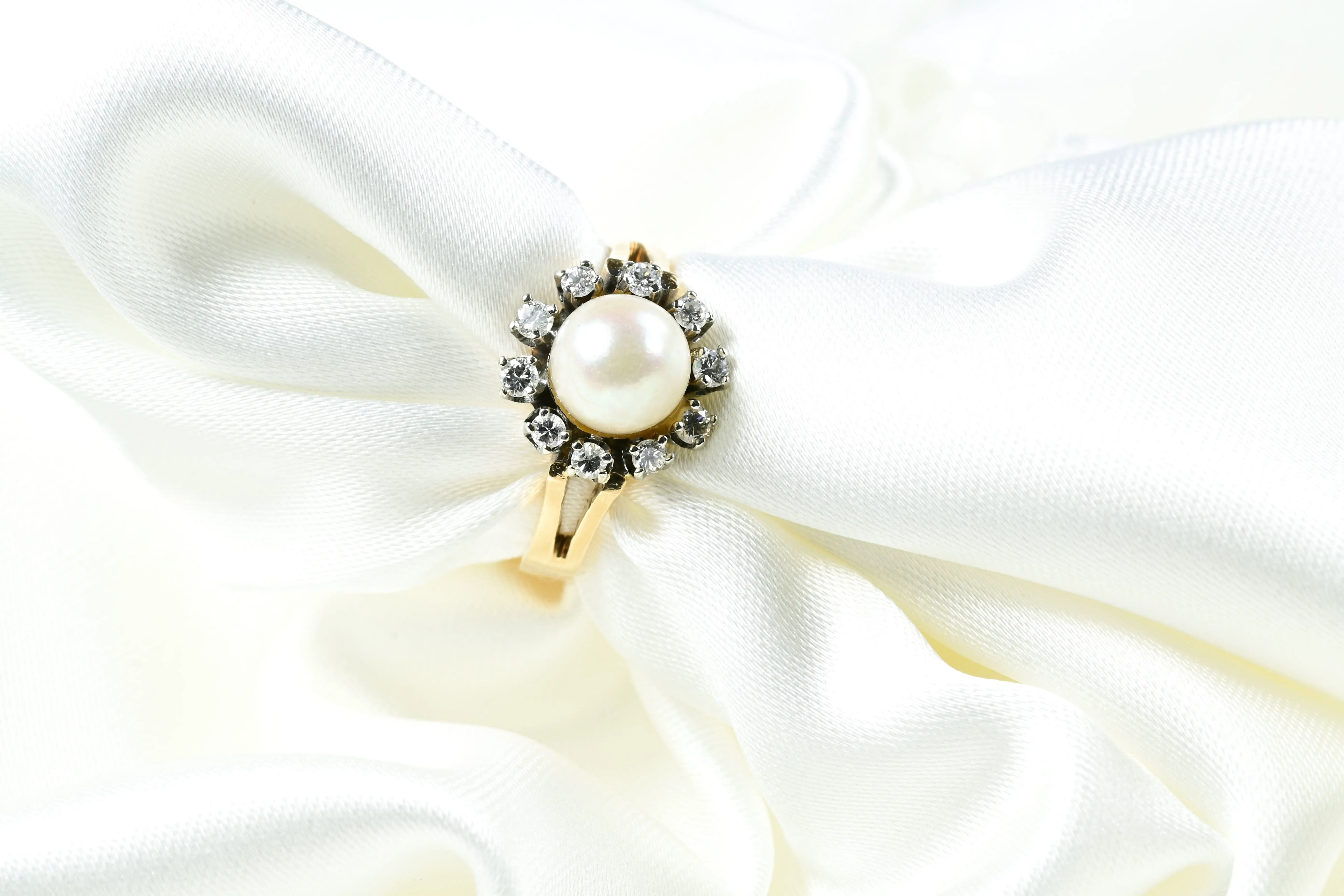 Bague en or jaune 14k avec perle Akoya et 10 diamants