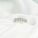 Anillo de eternidad con cinco diamantes en oro blanco, con 1.60 ct de diamantes brillantes.