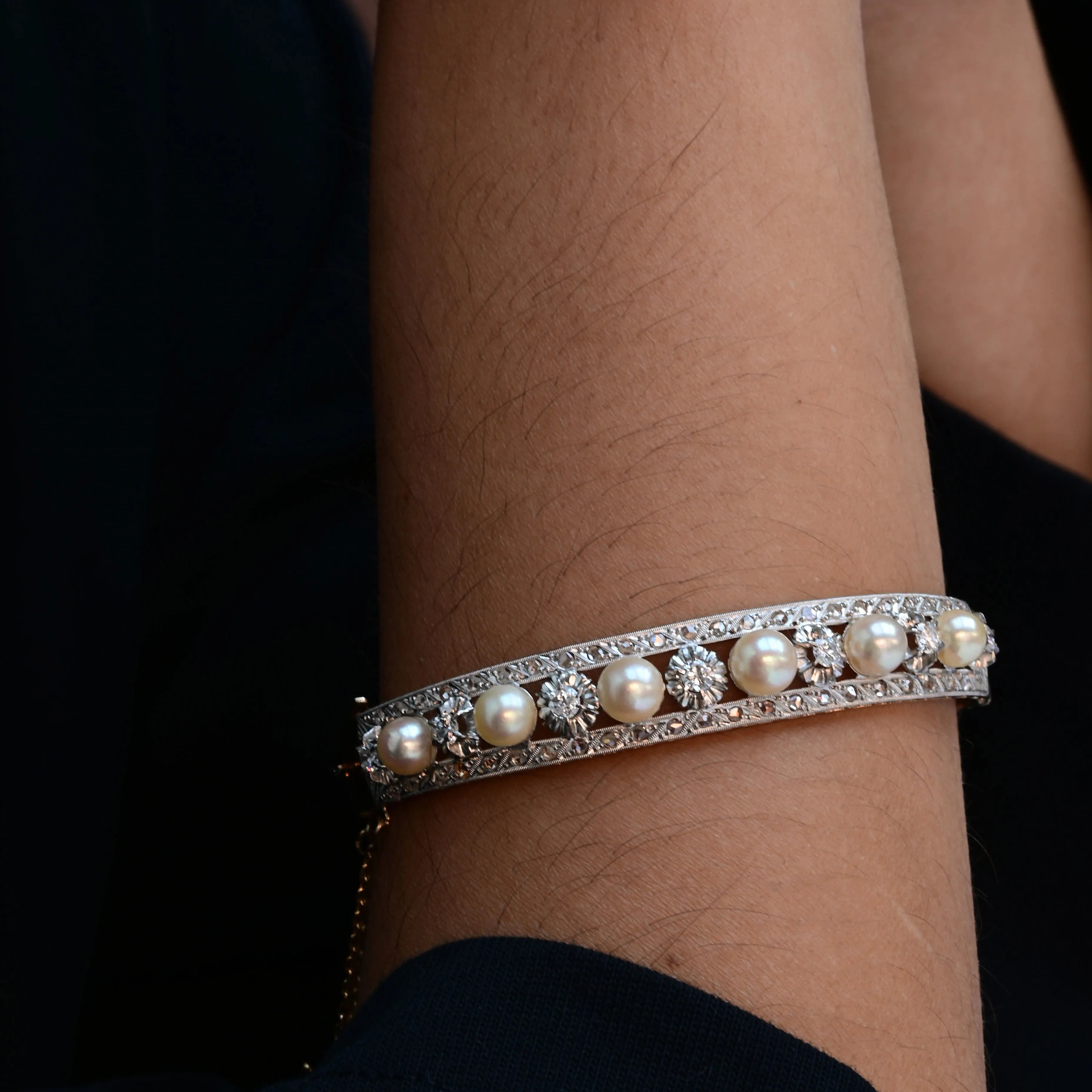 Rigid bracelet with pearls and diamonds in 18k yellow gold and platinum.