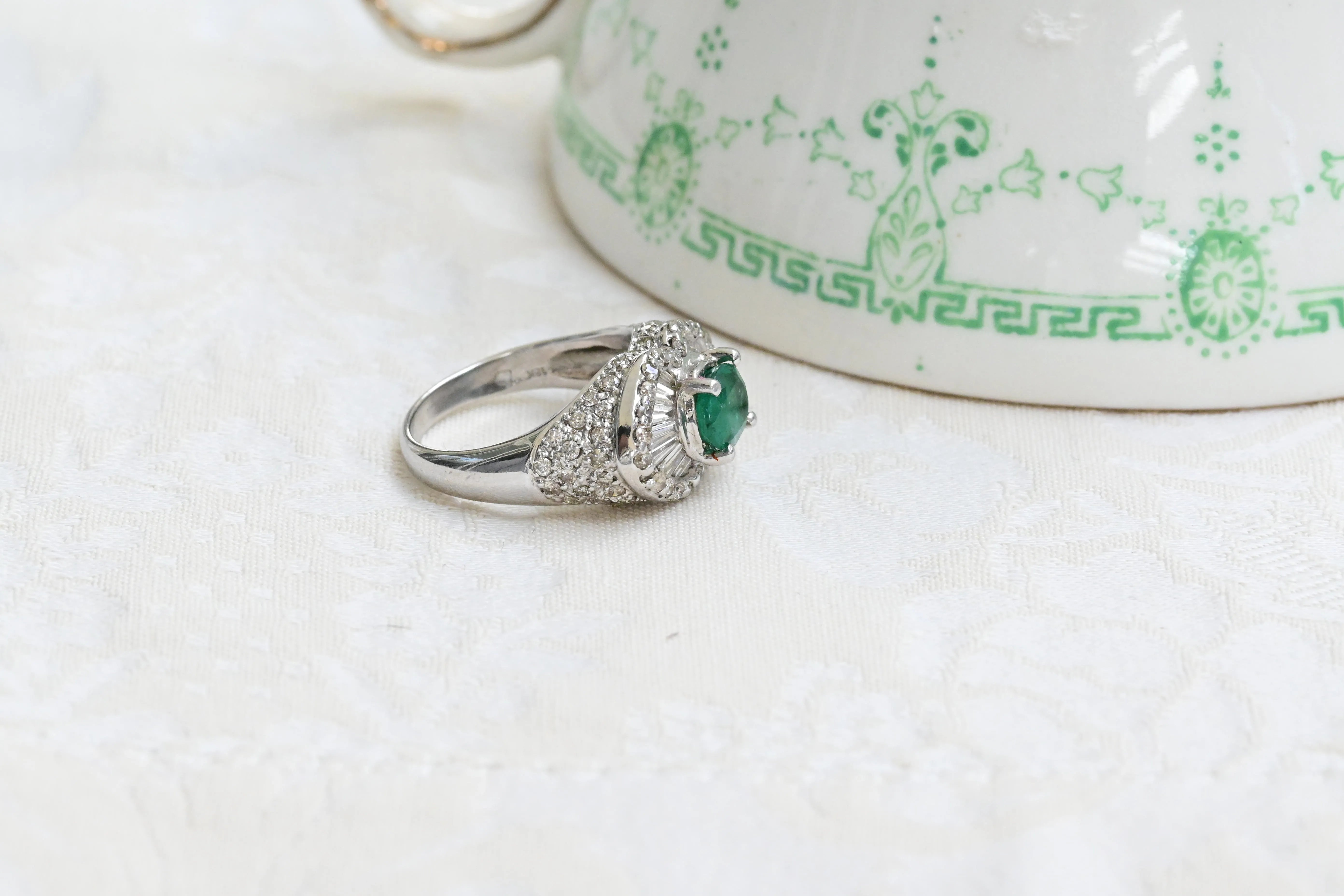 Anillo Cluster Vintage de Esmeralda y Diamantes