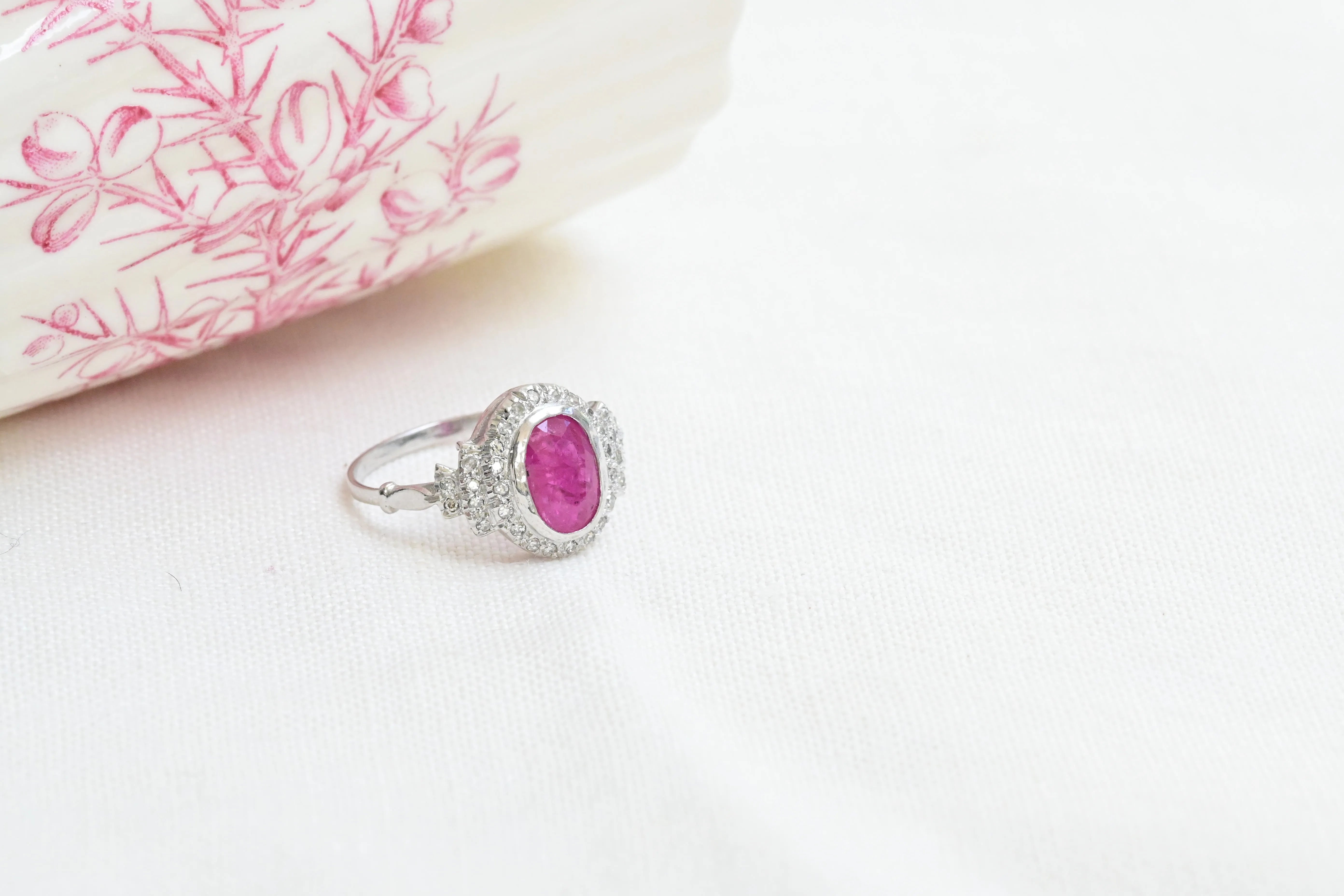 Bague rosace vintage rubis et diamants