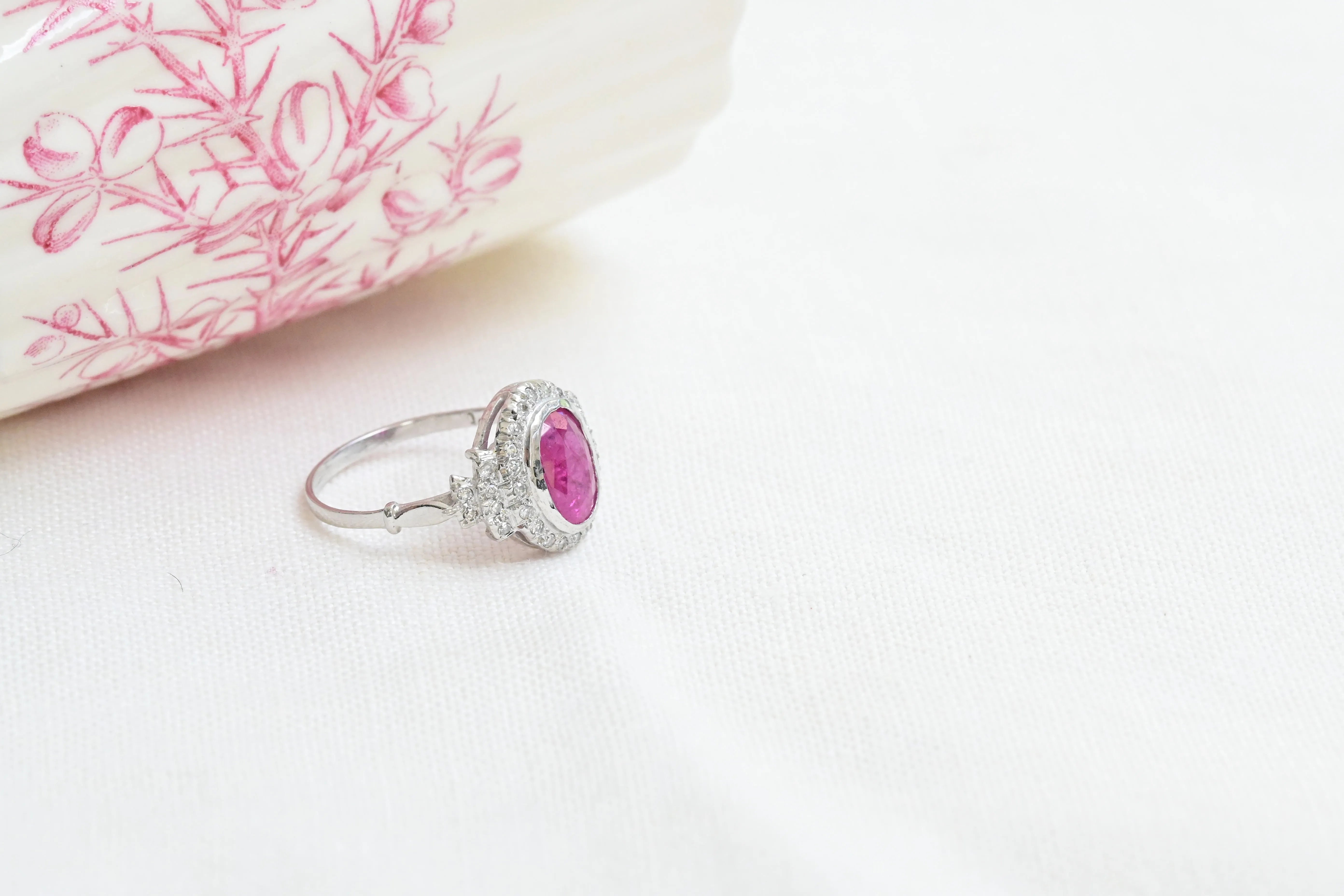 Bague rosace vintage rubis et diamants
