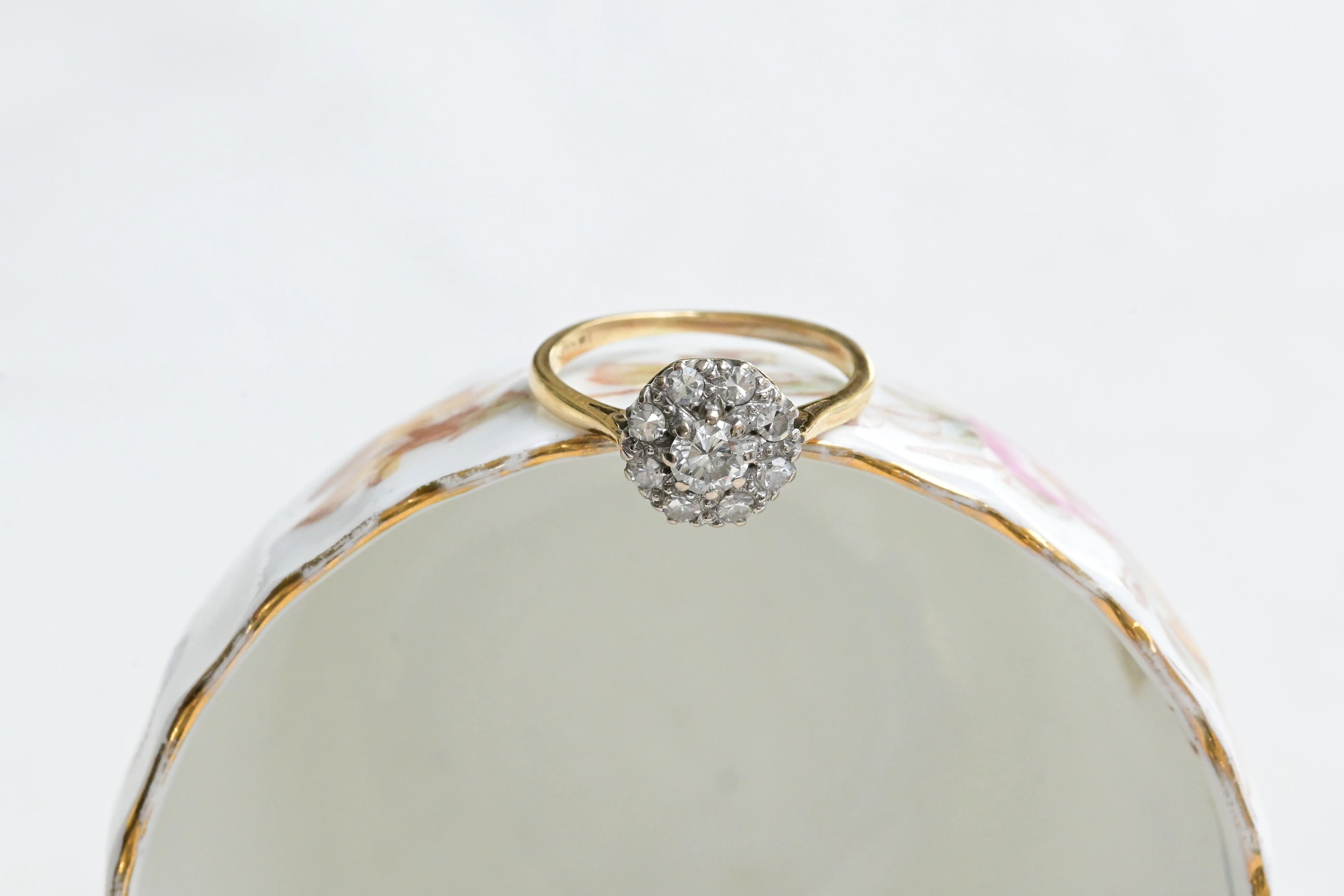 Anillo Vintage Floral con Diamantes