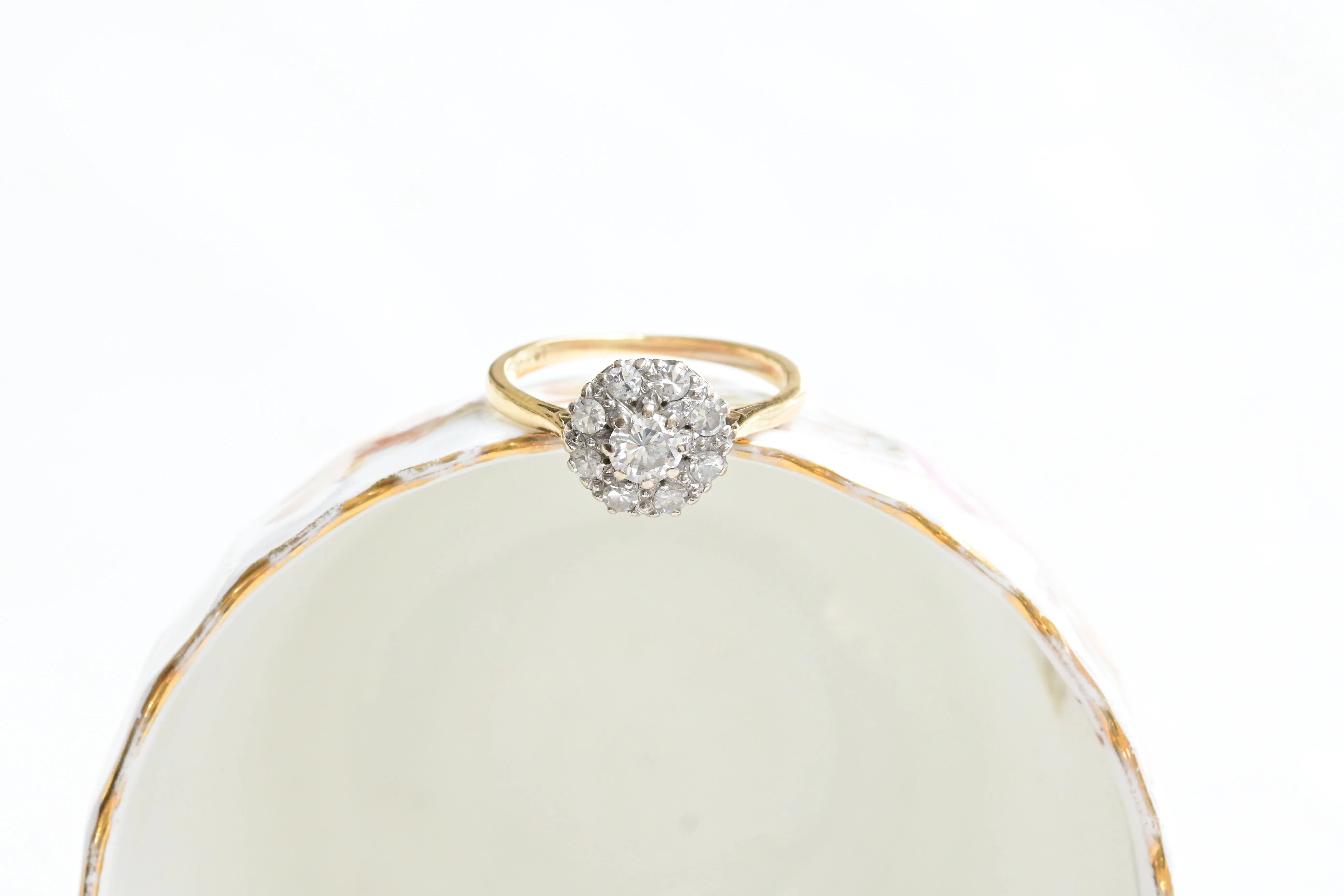 Anillo Vintage Floral con Diamantes