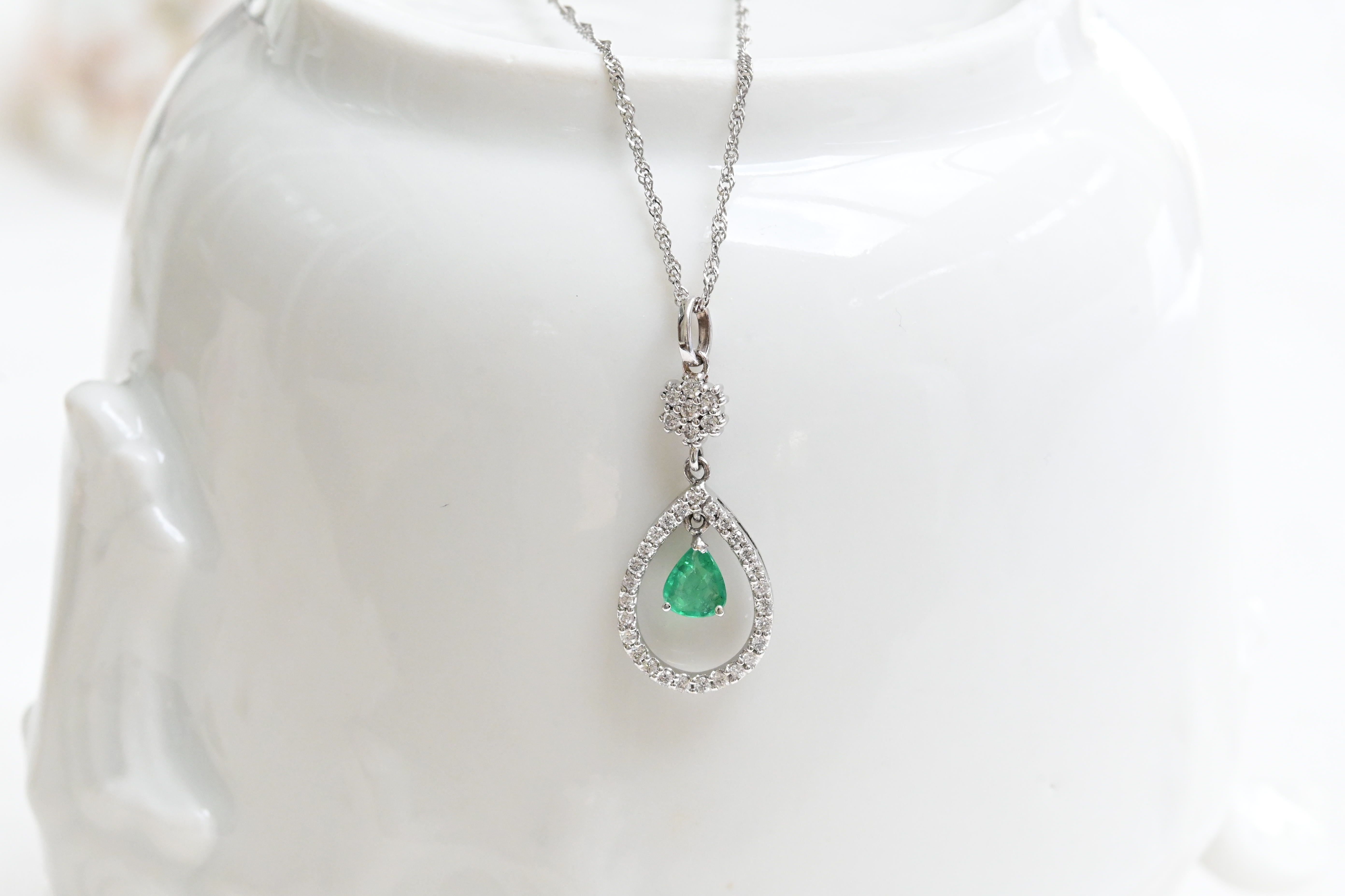 Collar de Esmeralda y Diamantes en forma de Gota
