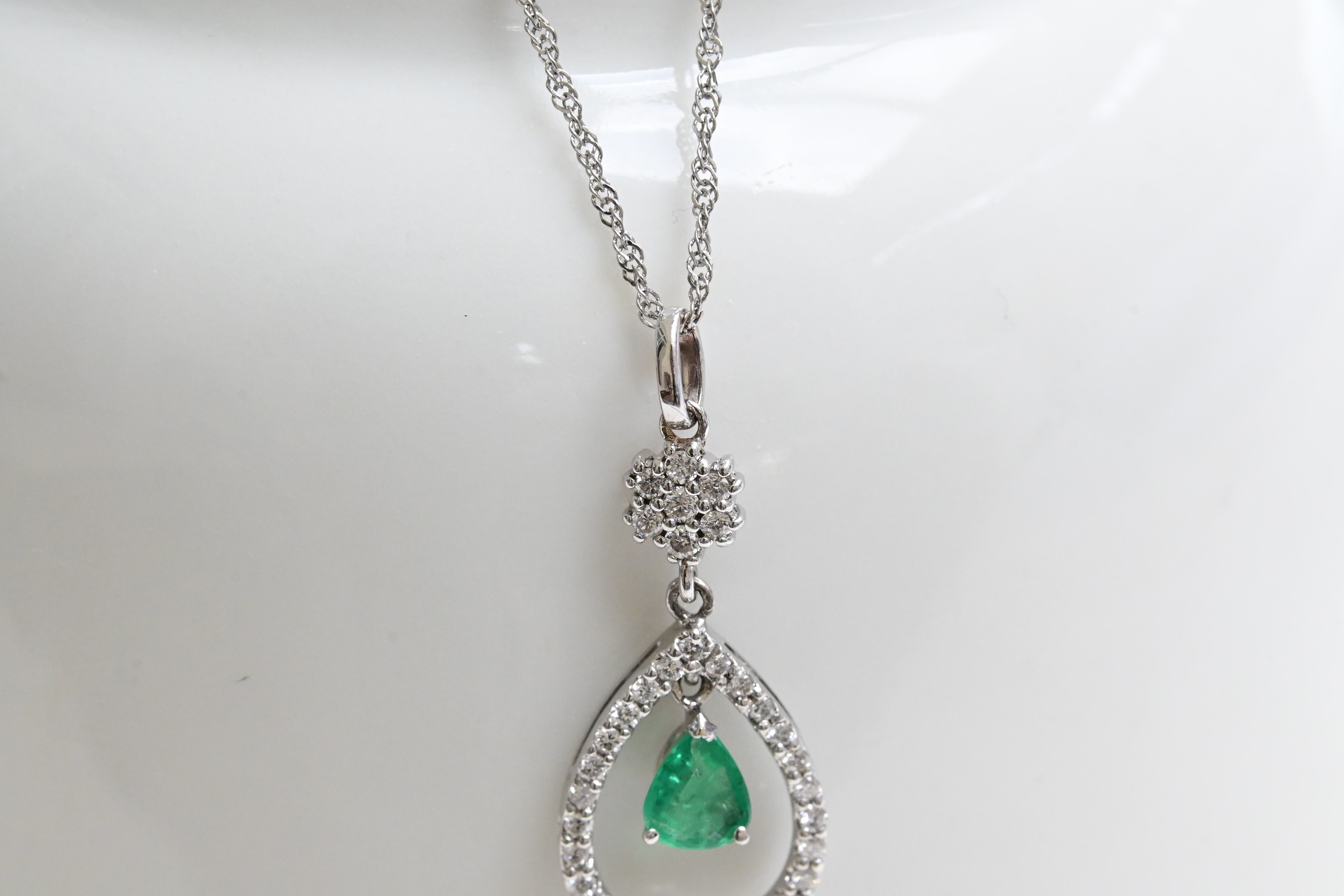 Collar de Esmeralda y Diamantes en forma de Gota