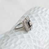 Art-Déco-Ring aus Onyx und Diamanten in Quadratform