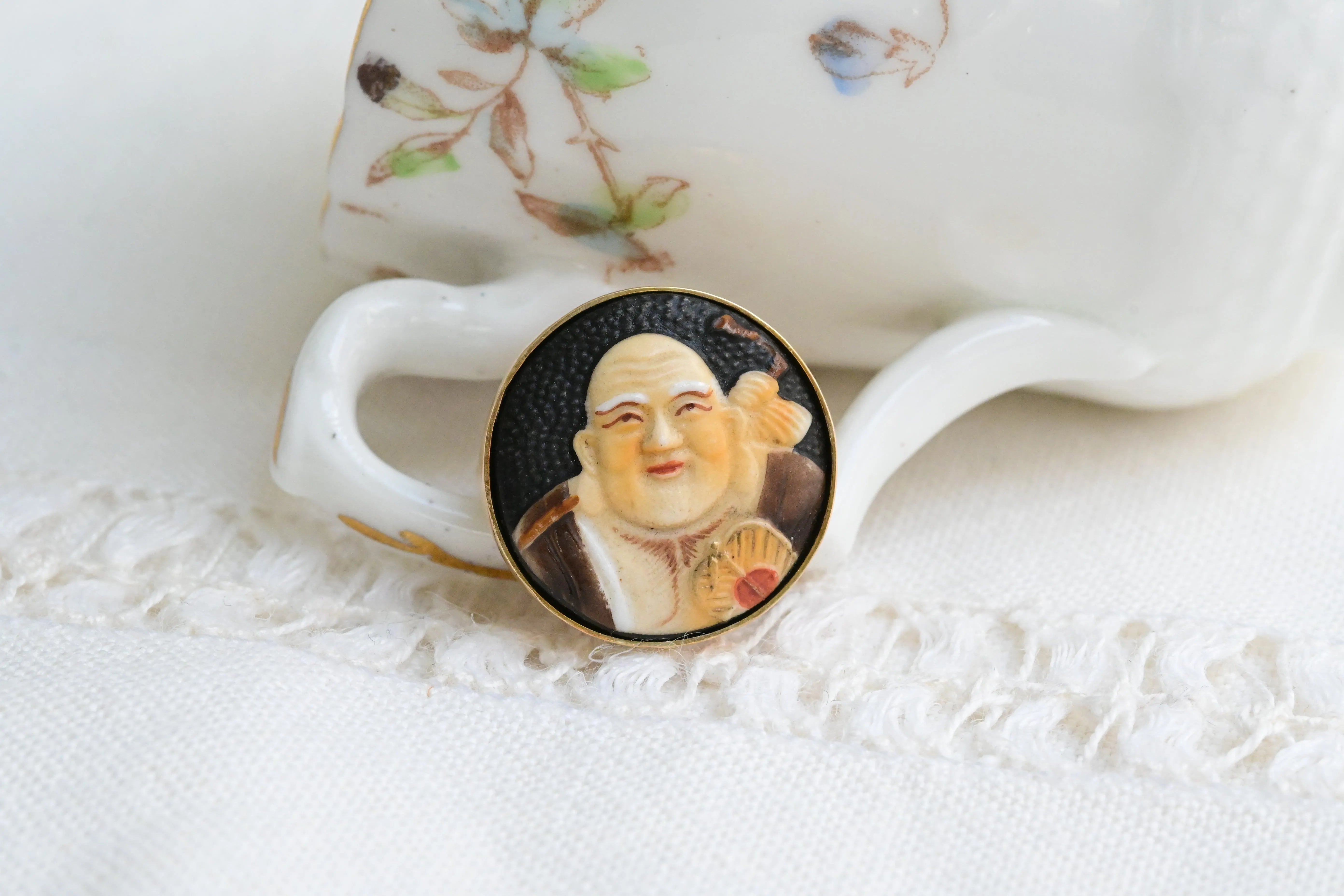 Bague en porcelaine moine asiatique du milieu du XXe siècle