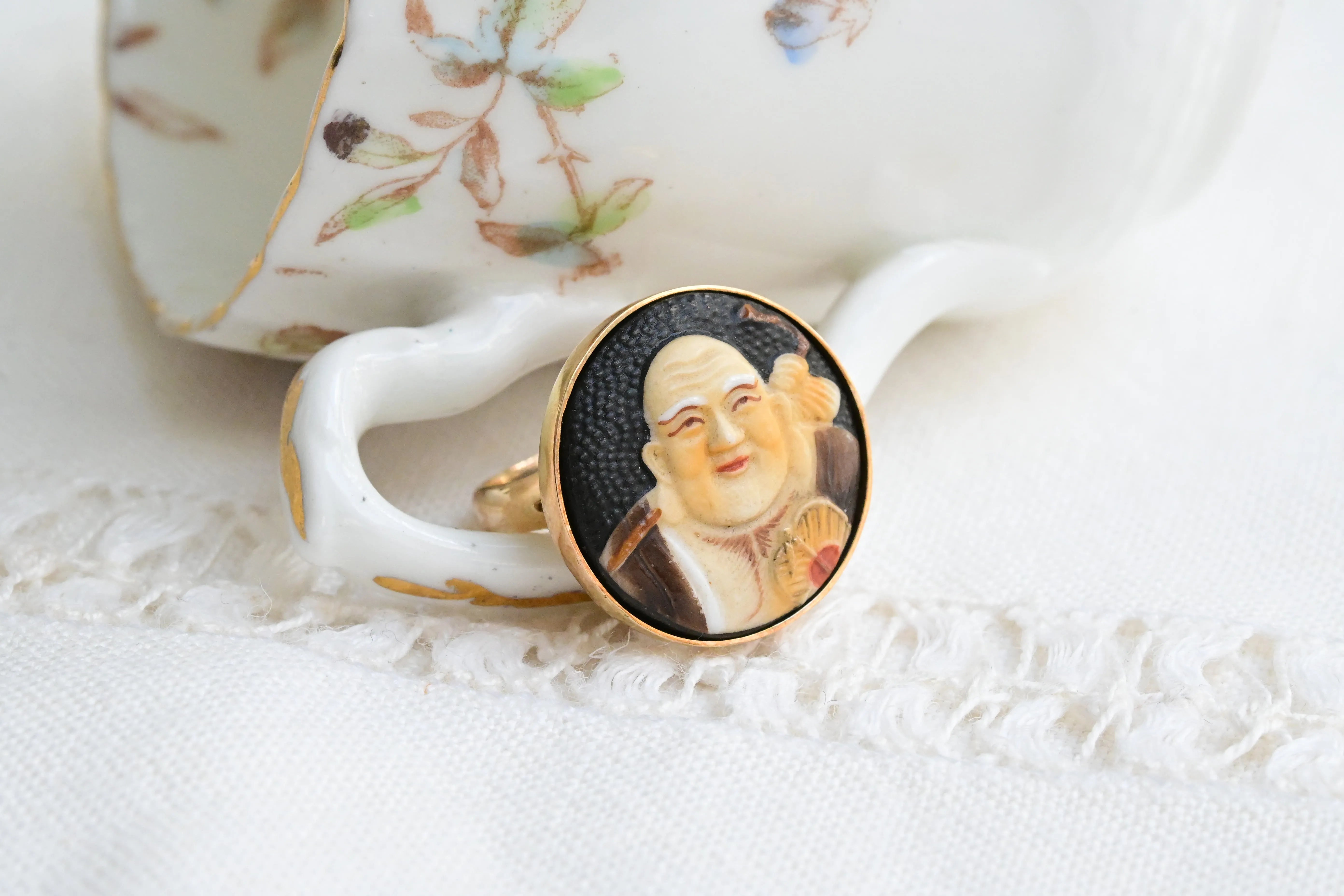 Bague en porcelaine moine asiatique du milieu du XXe siècle