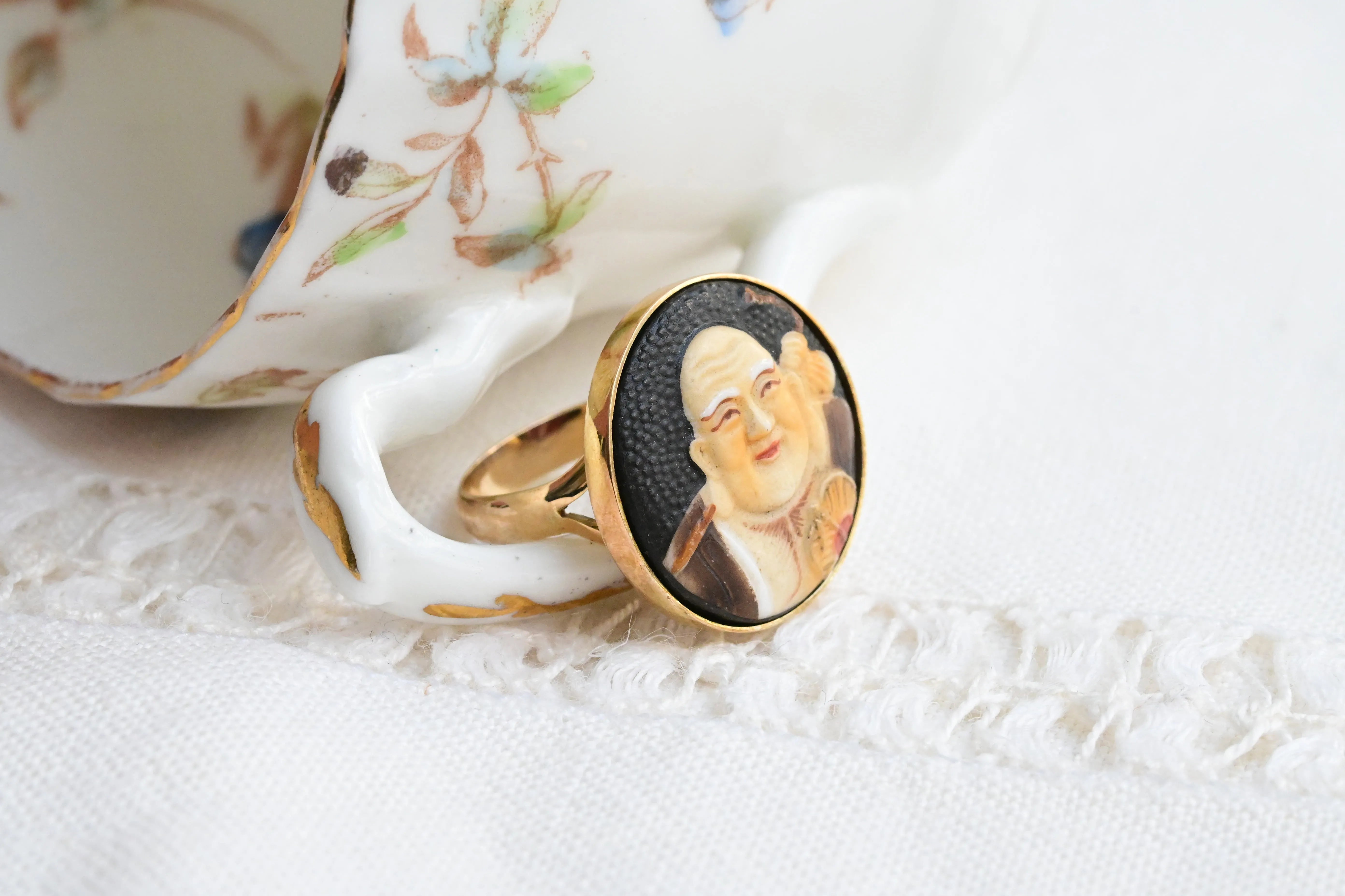 Bague en porcelaine moine asiatique du milieu du XXe siècle