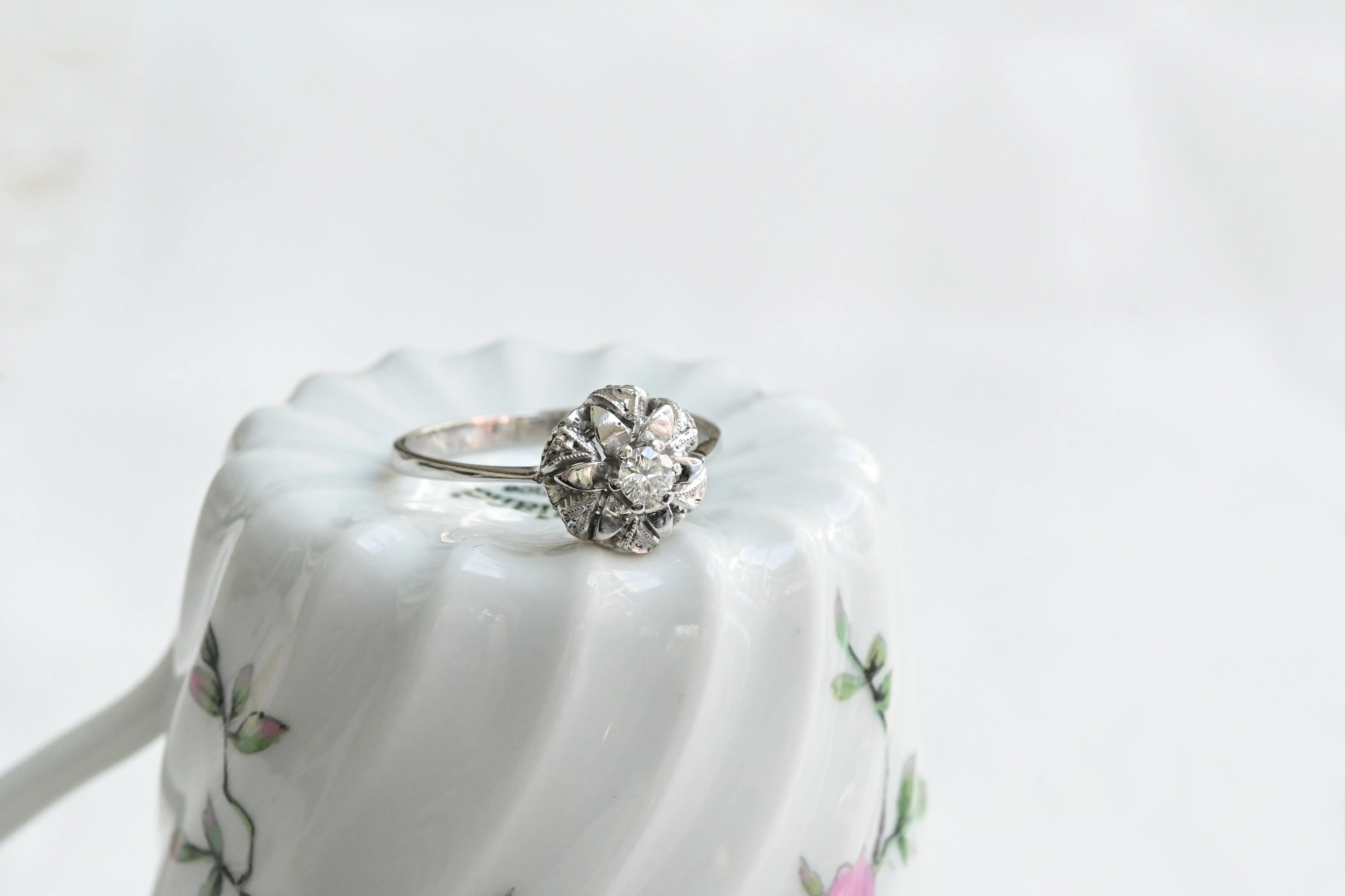 Vintage solitaire ring in round flower setting