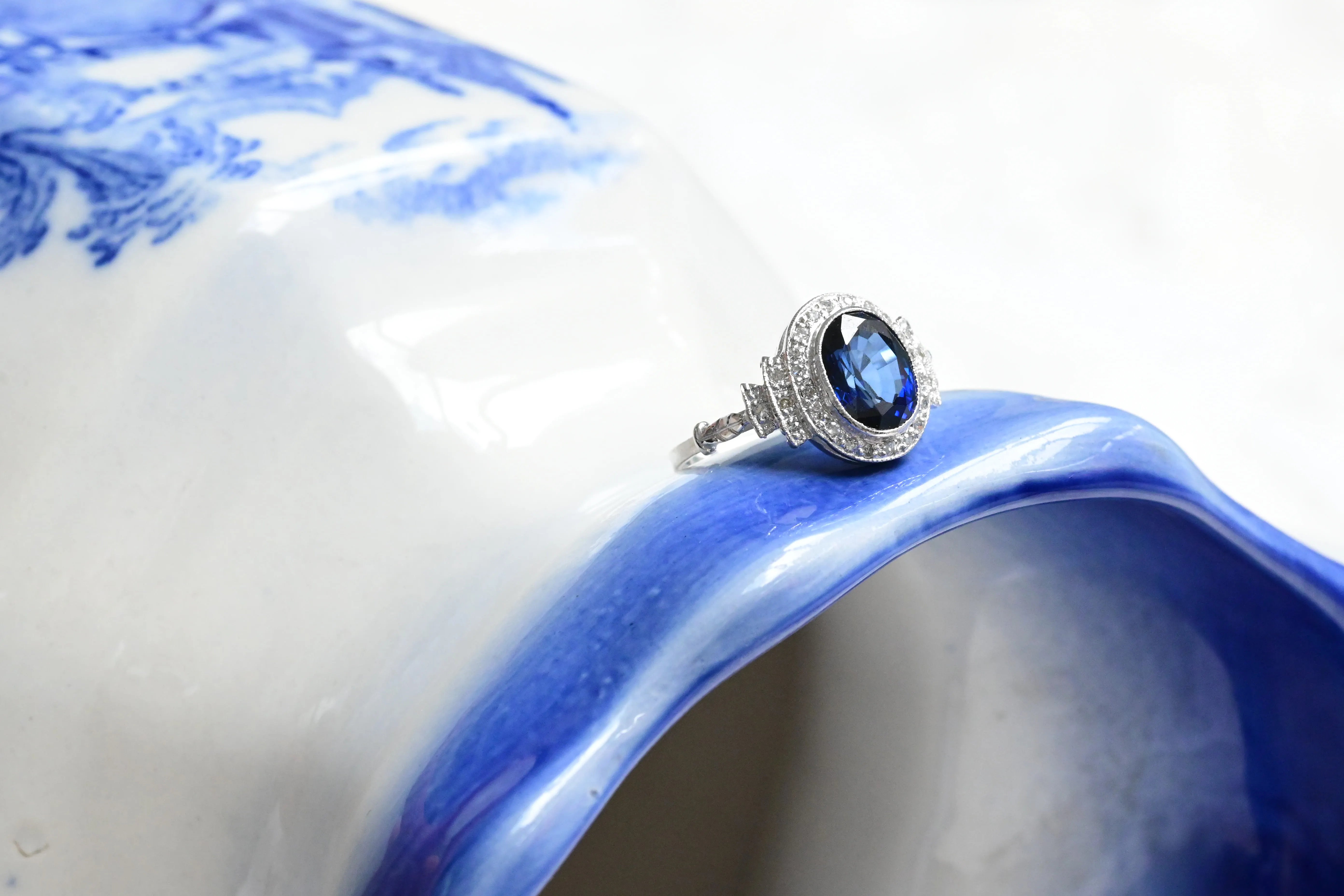 Vintage-Saphirring mit Diamanten