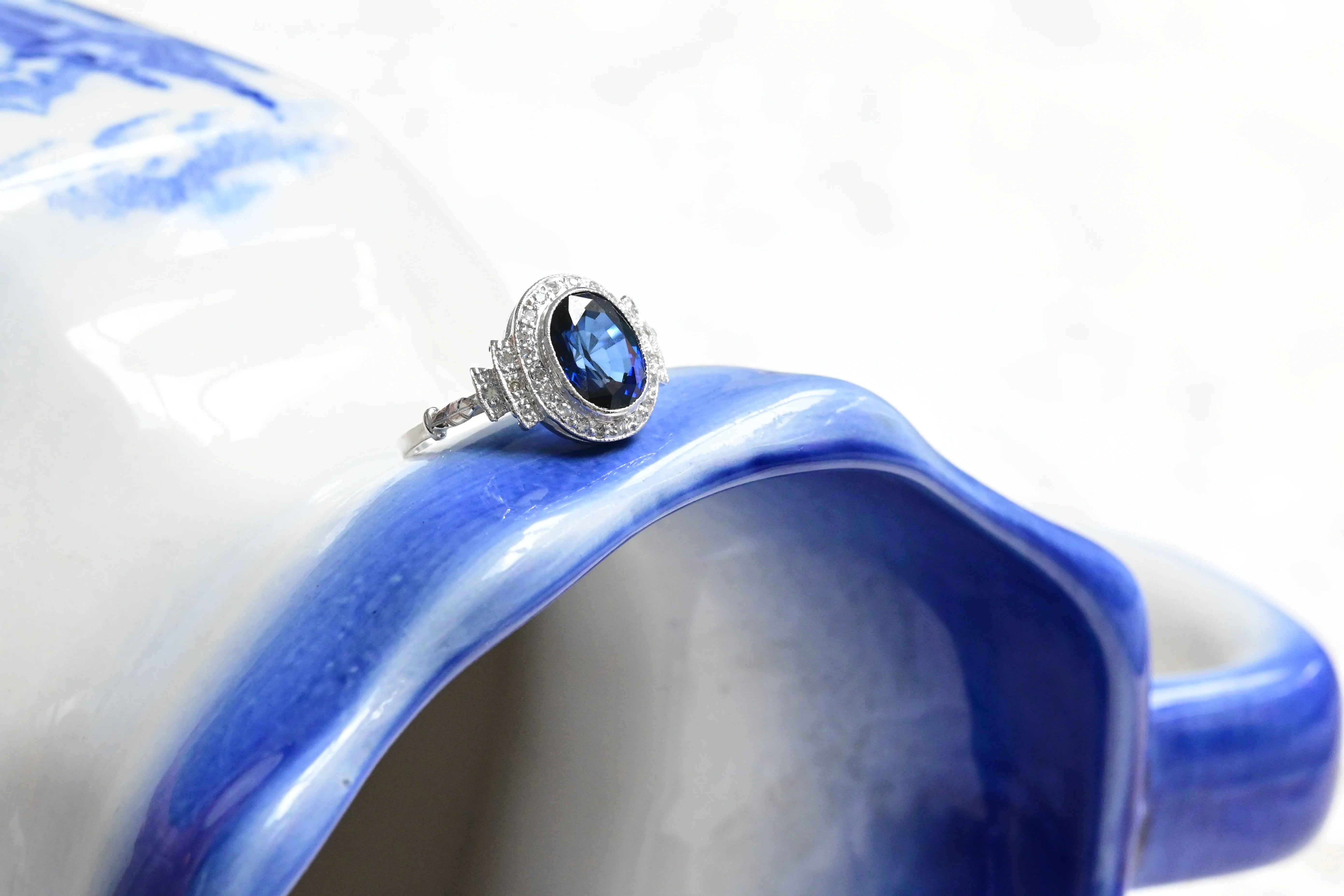 Vintage-Saphirring mit Diamanten