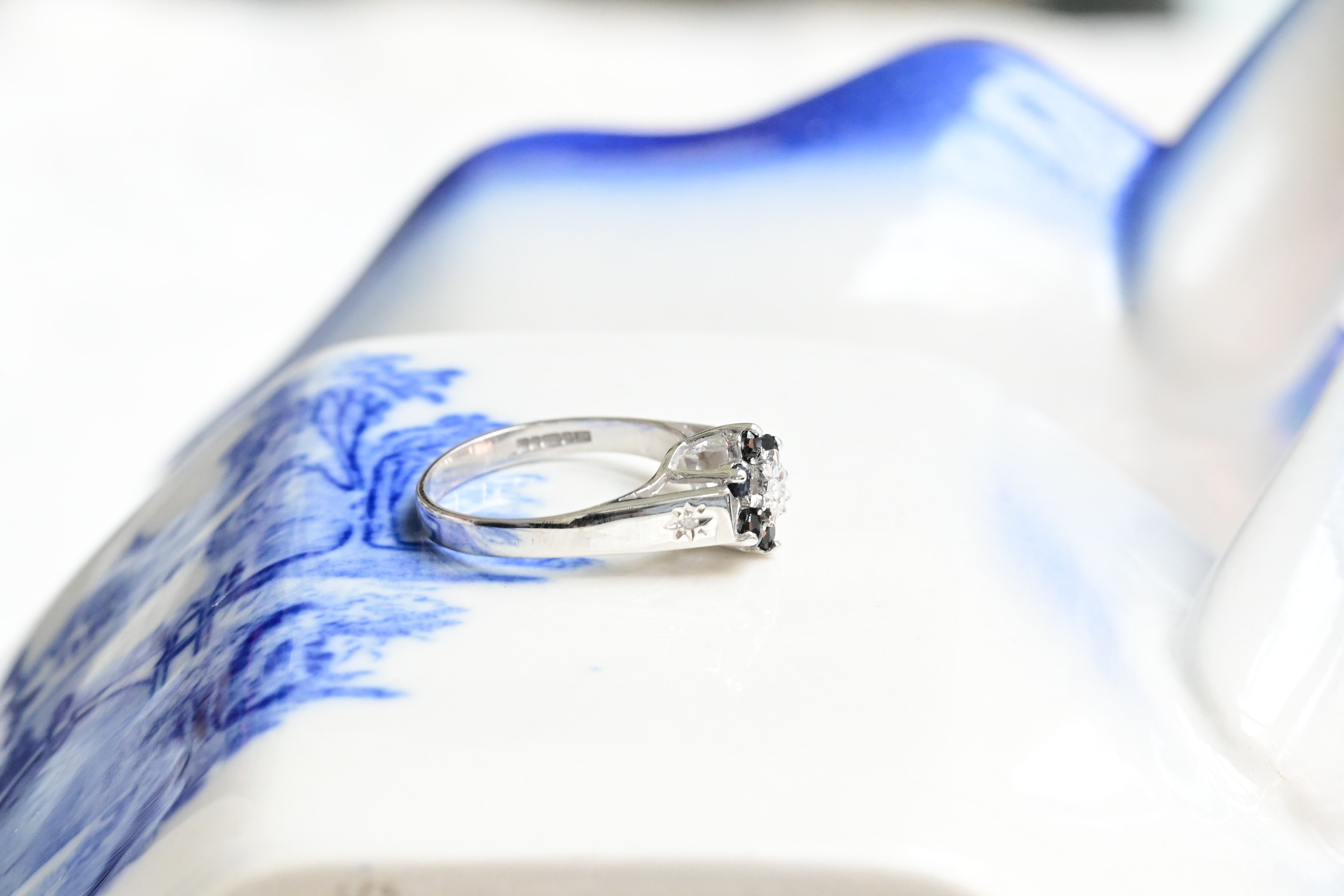 Anillo Vintage tipo Margarita de Zafiro y Diamantes