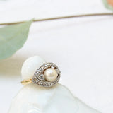 Art Deco Ring mit Akoya-Perle und 18 Diamanten in 18K Gold