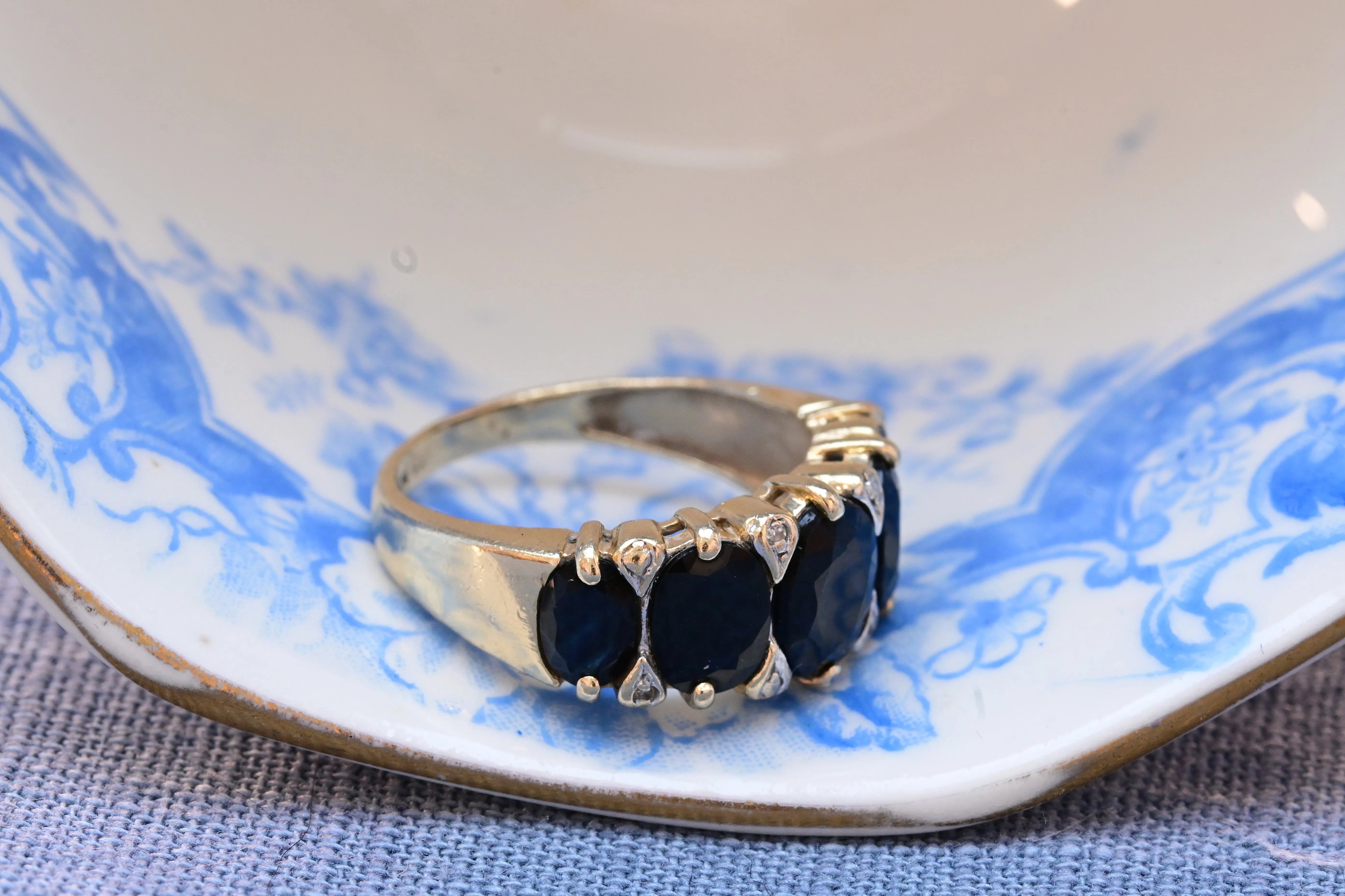 Vintage Bandring, bestehend aus 5 oval geschliffenen Saphiren und 4 oktagonal geschliffenen Diamanten, die in den Zwischenräumen der Saphire gesetzt sind.