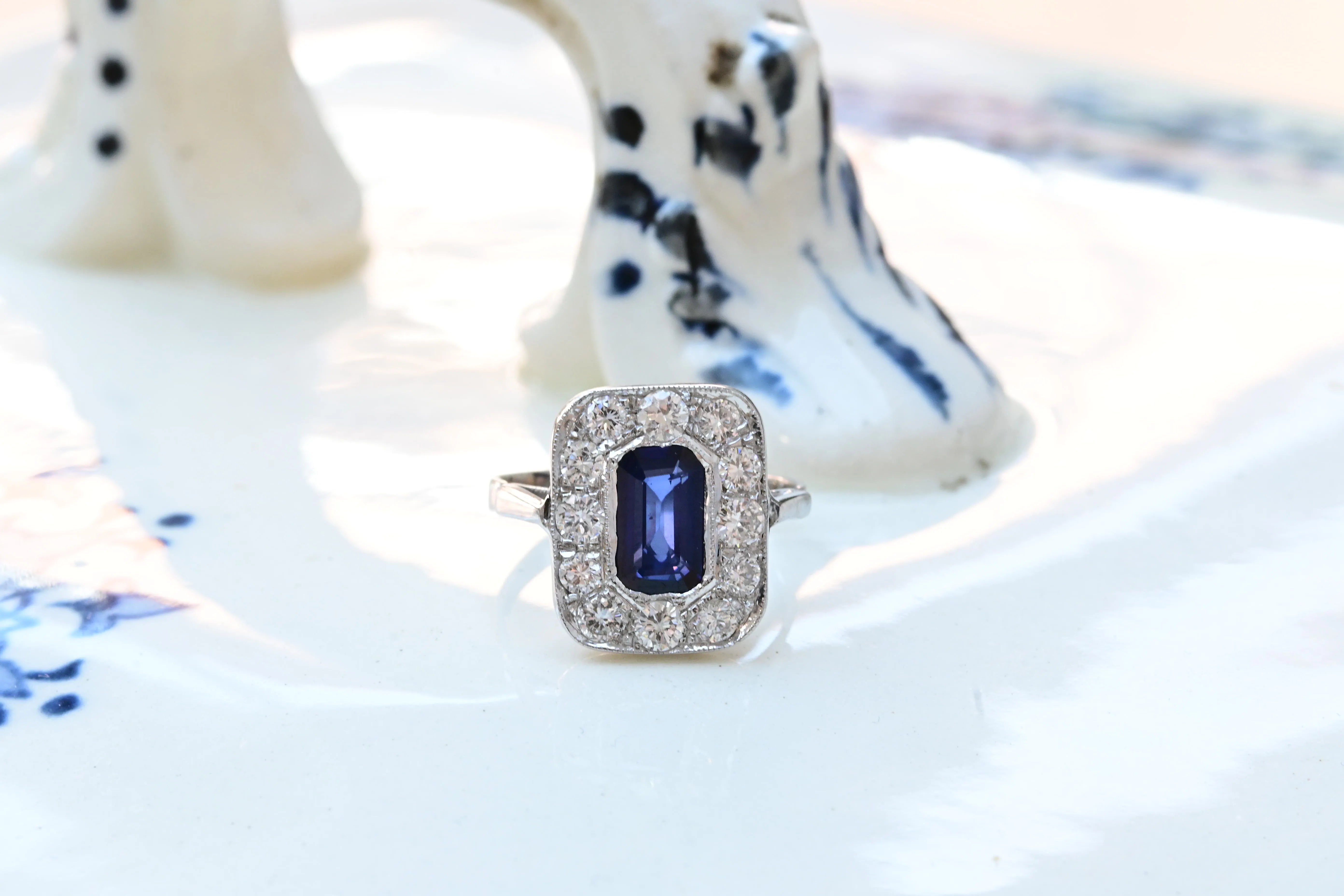 Vintage ring with a central octagonal sapphire and 12 brilliant cut diamonds in 18k white gold.