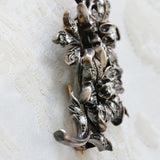 Broška z diamanti v cvetličnem dizajnu