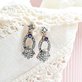 Boucles d'oreilles pendantes avec saphirs et diamants.