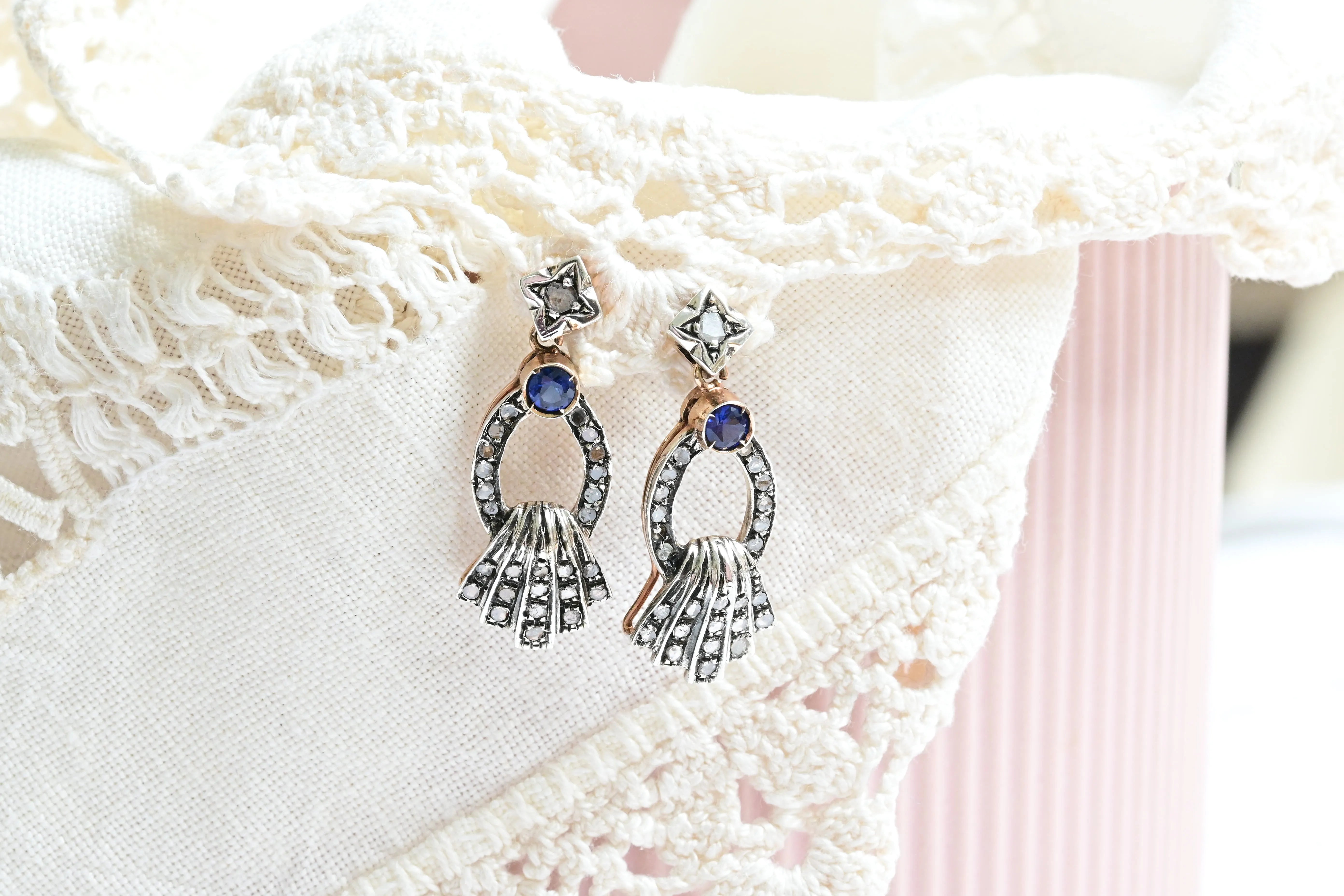 Boucles d'oreilles pendantes avec saphirs et diamants.