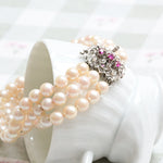 Bracelet de perles Akoya et rubis avec fermoir en or blanc.