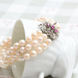 Bracelet de perles Akoya et rubis avec fermoir en or blanc.