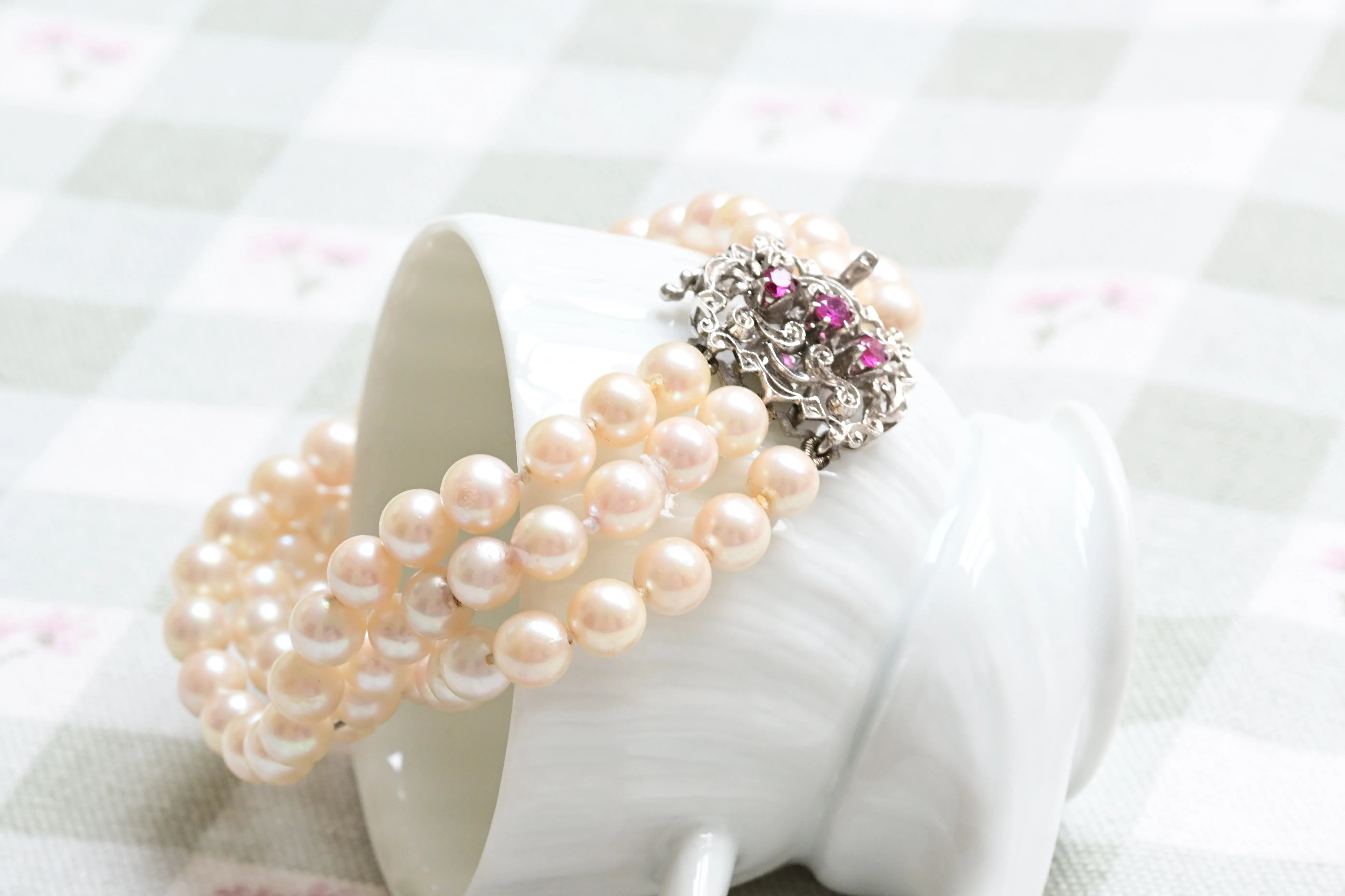 Bracelet de perles Akoya et rubis avec fermoir en or blanc.