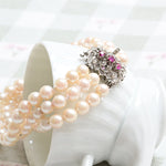 Pulsera de perlas Akoya y rubíes con cierre de oro blanco.