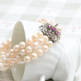 Pulsera de perlas Akoya y rubíes con cierre de oro blanco.