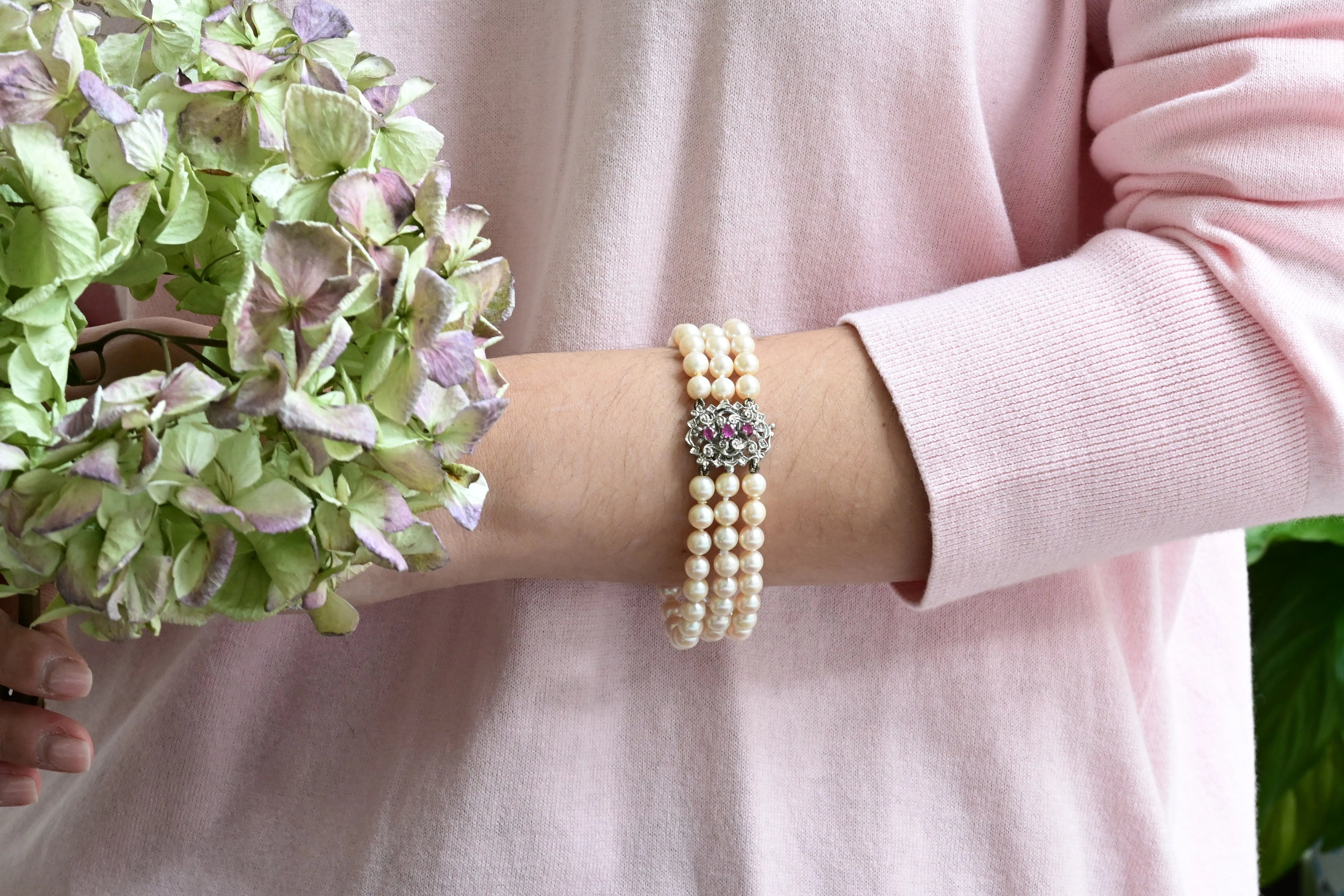 Elegant Akoya pearl bracelet featuring rubies and white gold details.