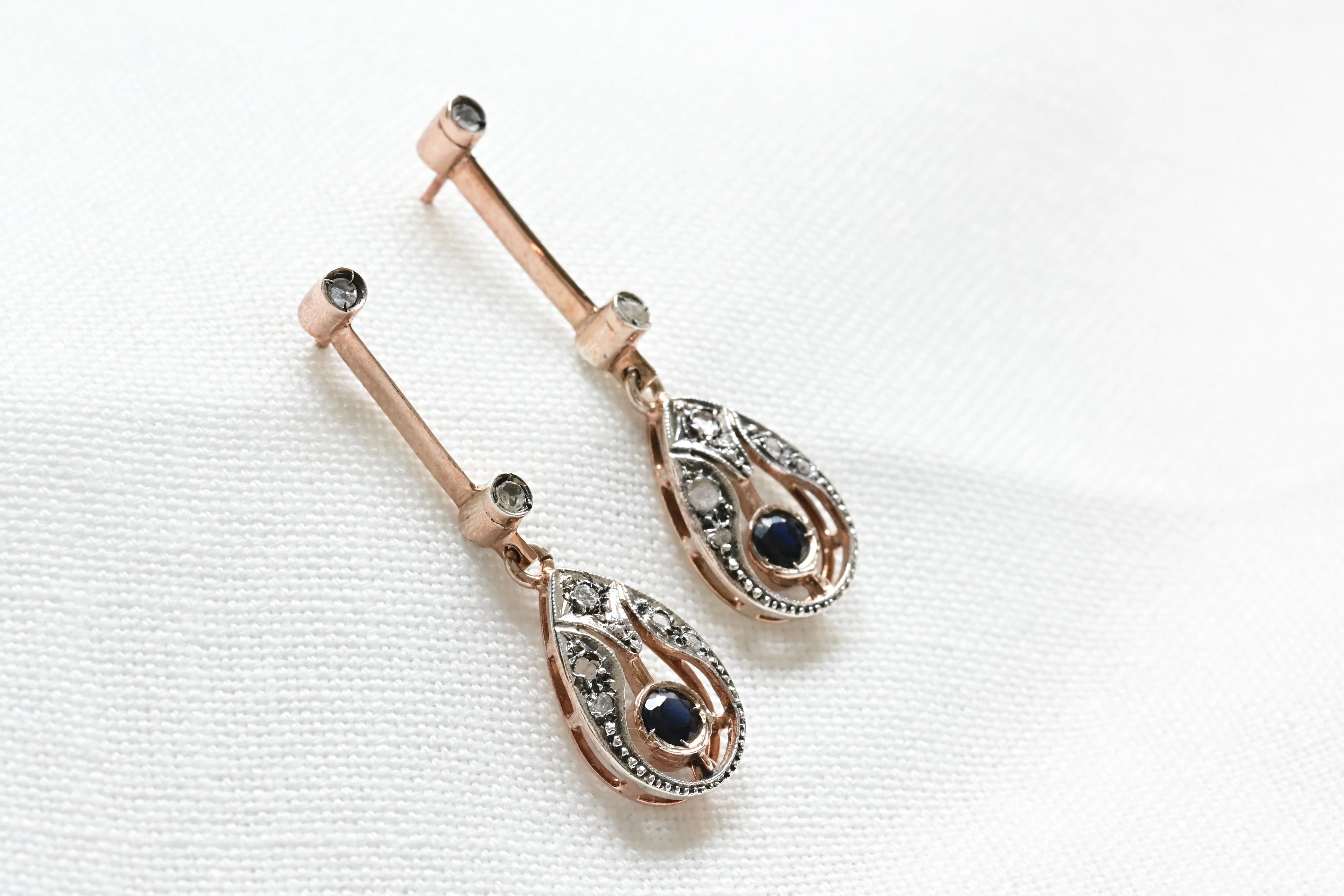 Boucles d'oreilles vintage avec 14 diamants anciens en taille rose et 2 saphirs ronds, en or rose 14K et argent.