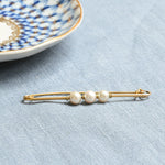 Vintage brooch, made of yellow gold, with a central set of 3 akoya pearls.&nbsp;