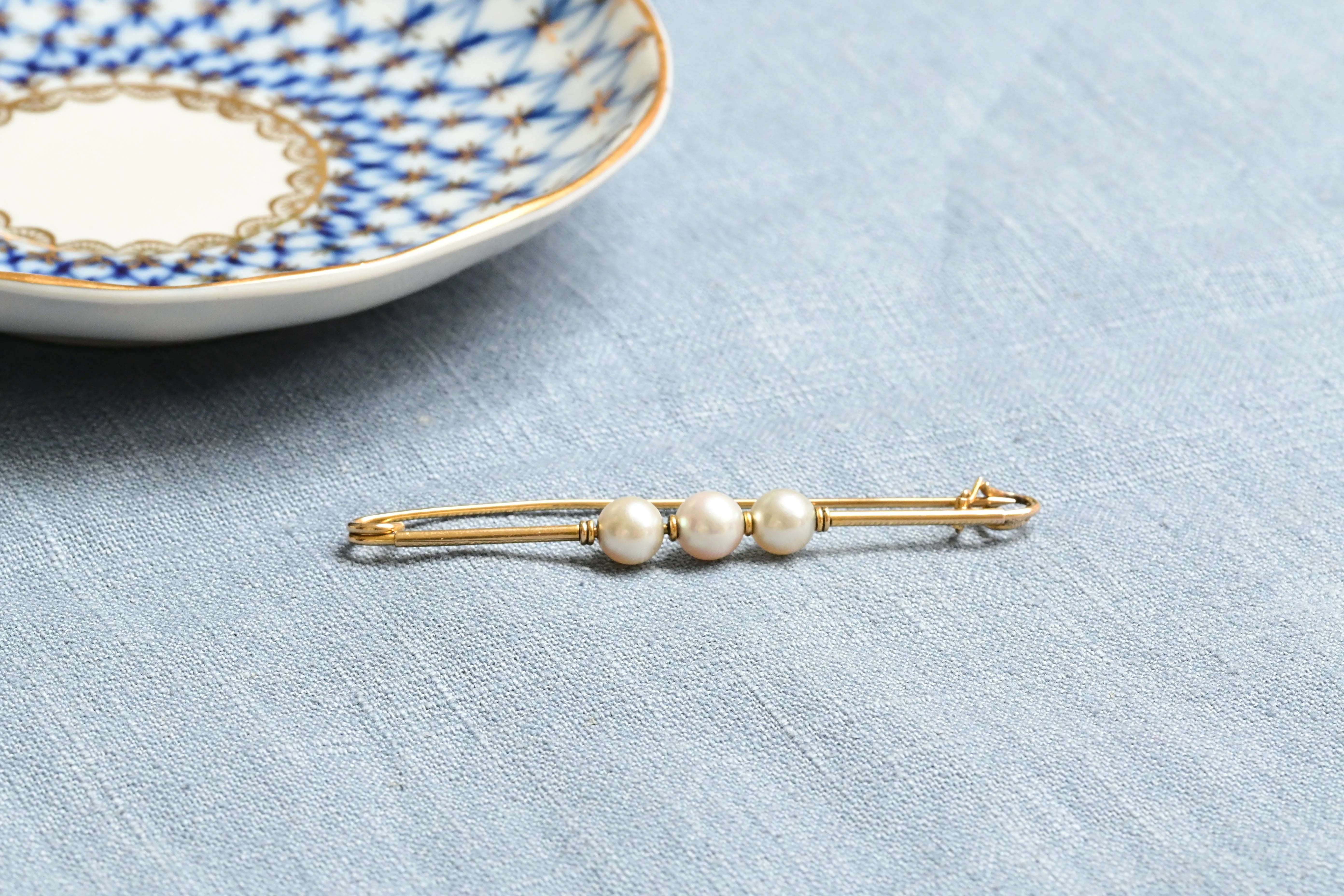 Vintage brooch, made of yellow gold, with a central set of 3 akoya pearls.&nbsp;