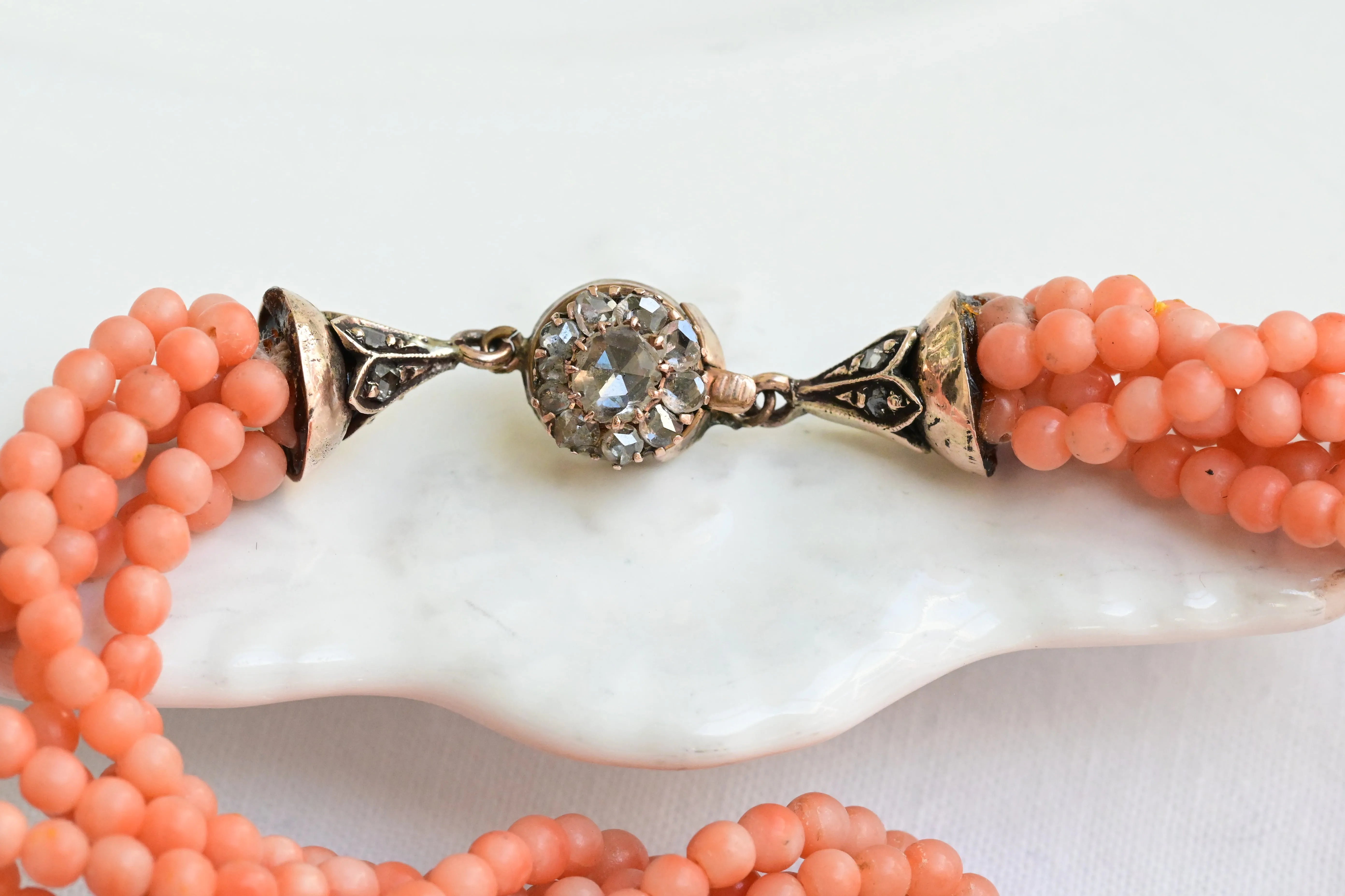 Collar Vintage de Coral con cierre de Diamantes