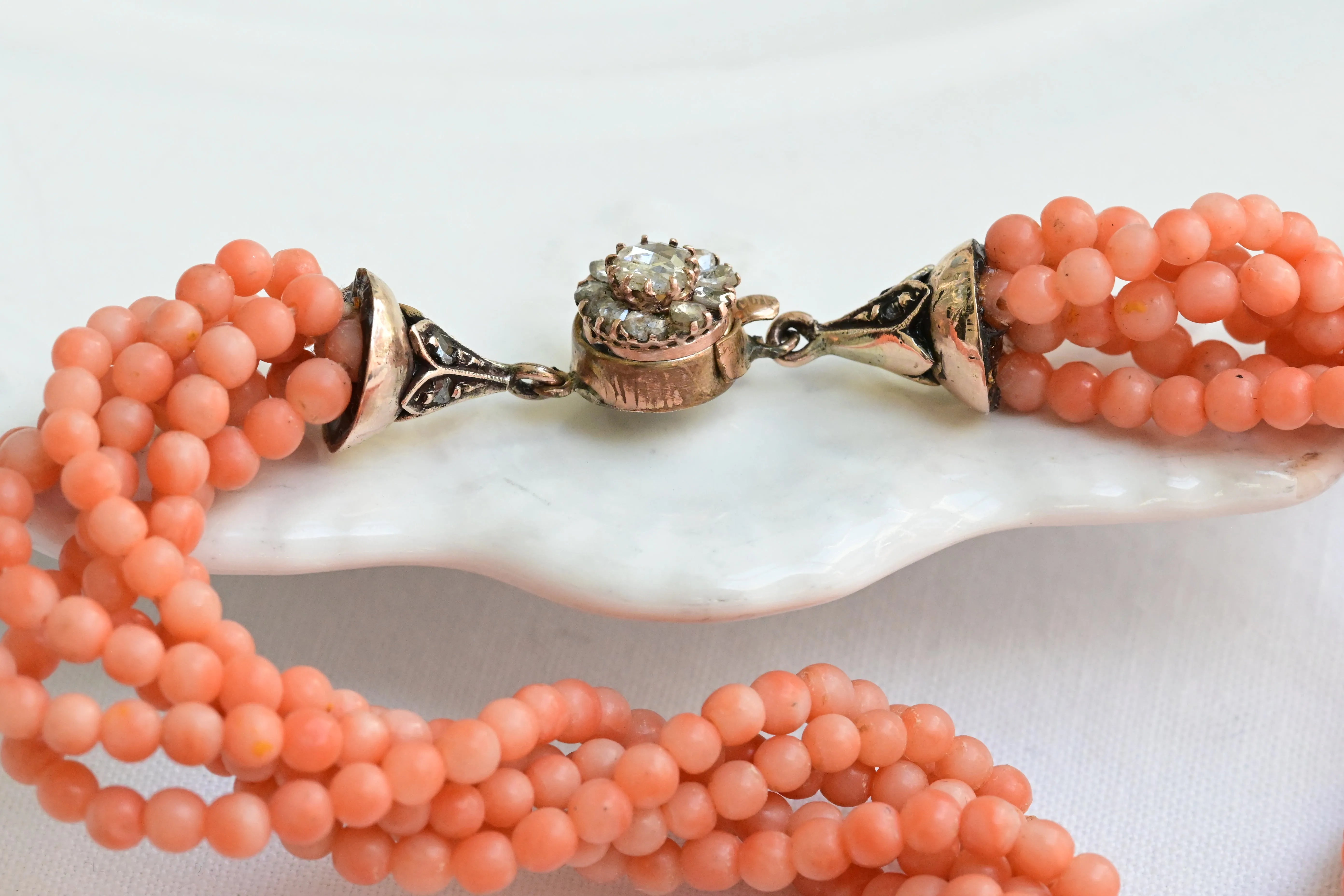Collar Vintage de Coral con cierre de Diamantes