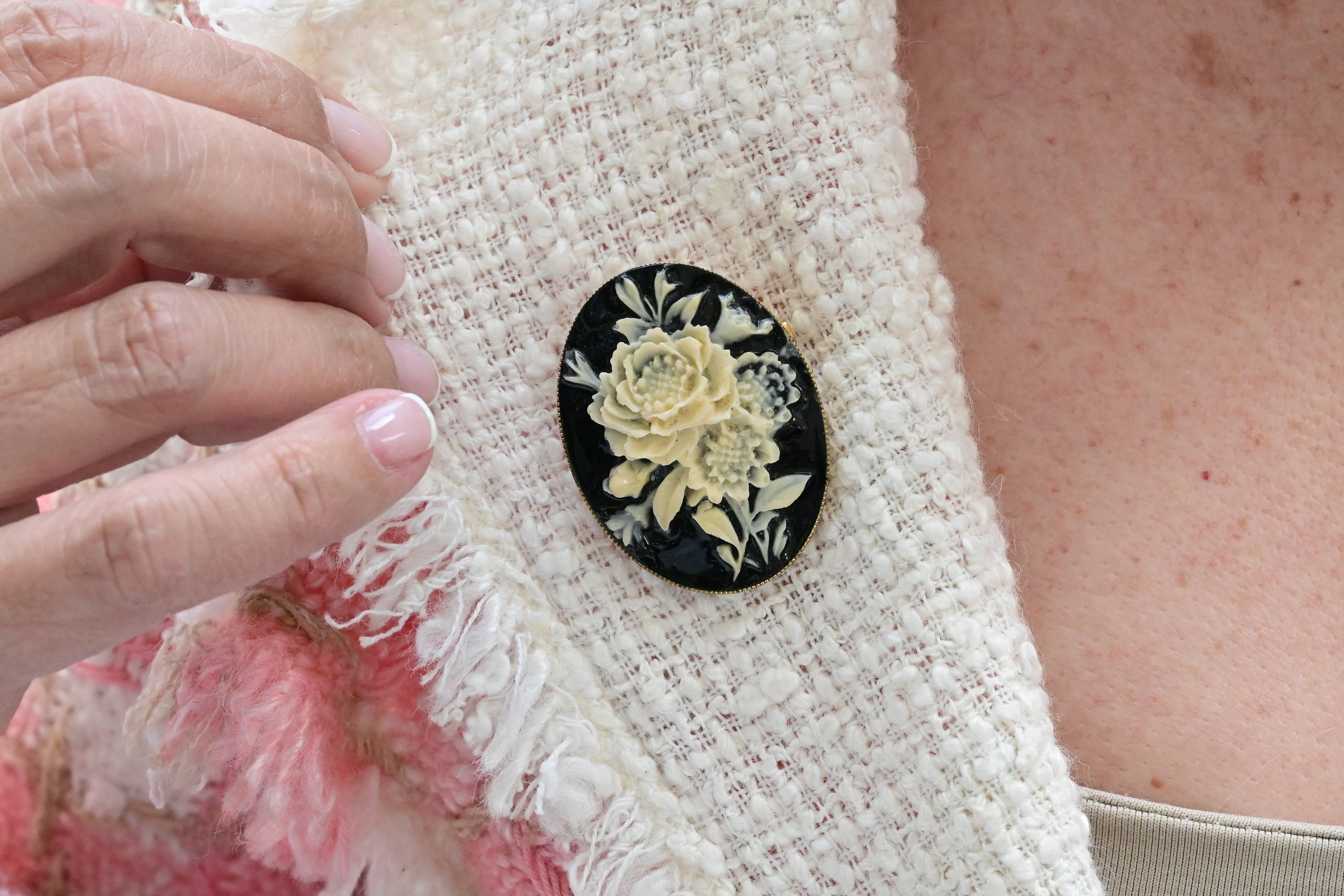 Floral camafeo brooch
