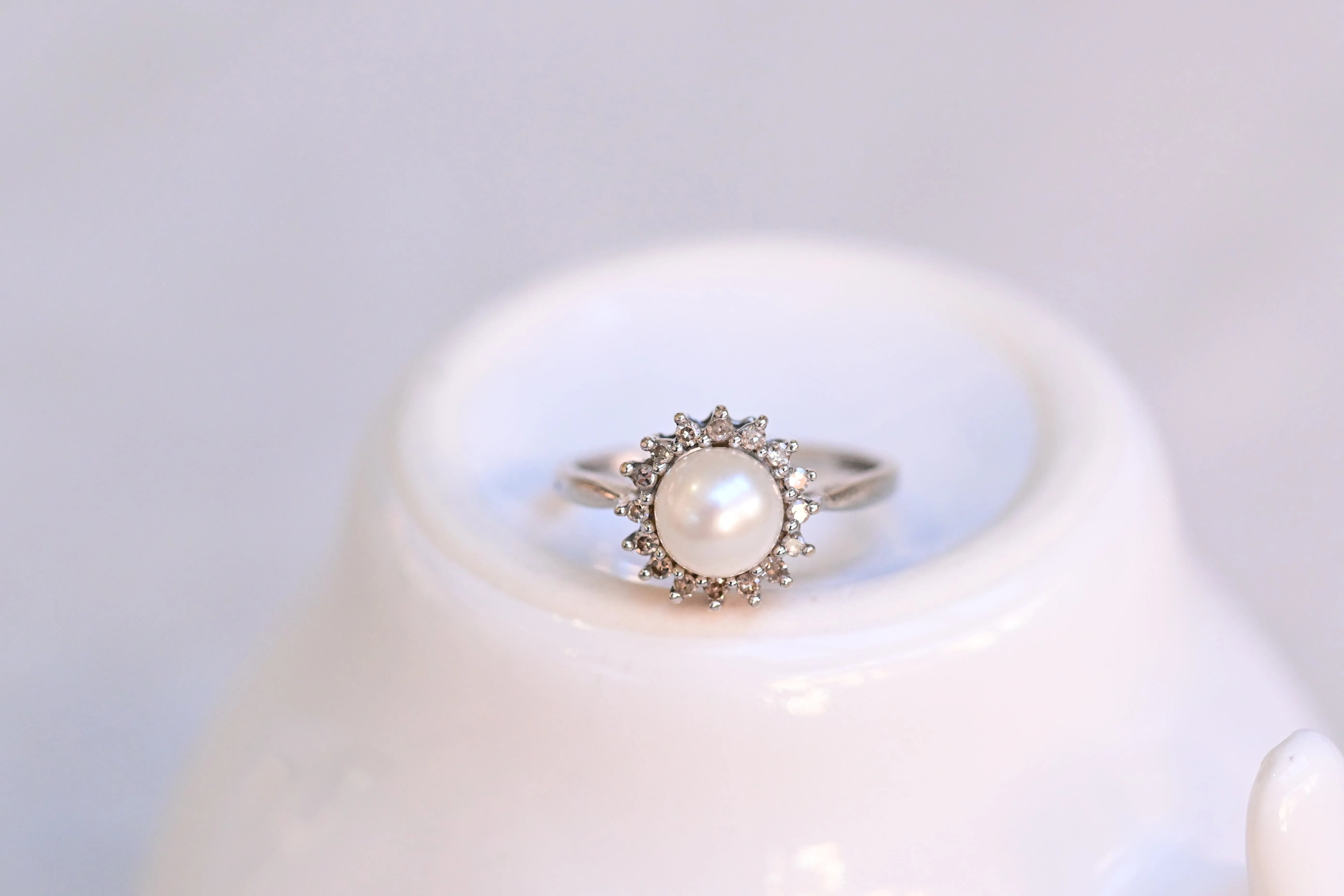 Solitaire pearl ring with 16 diamonds in 14K white gold