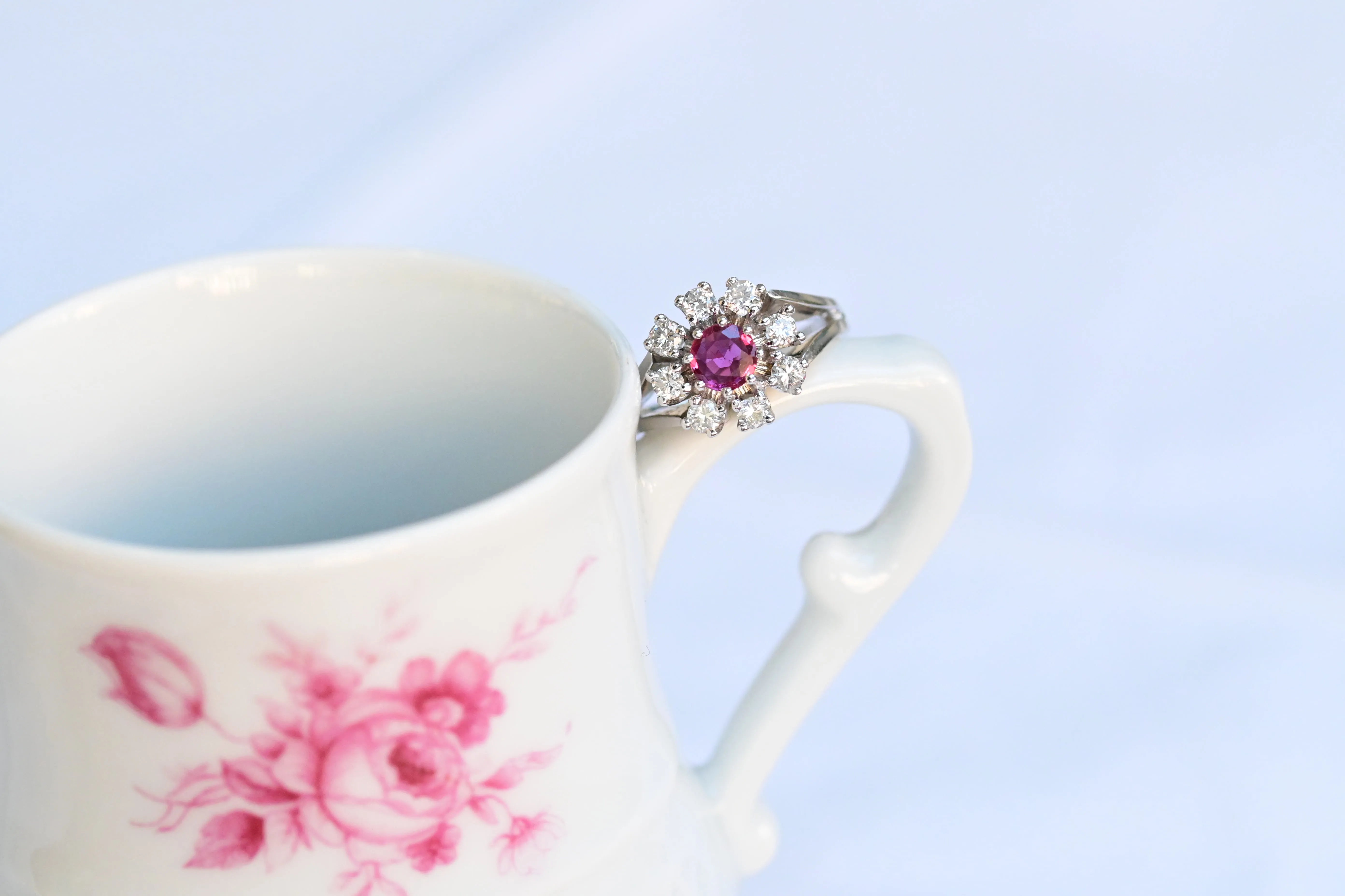 Bague vintage en forme de fleur avec un rubis central et huit diamants naturels en or blanc 14K.