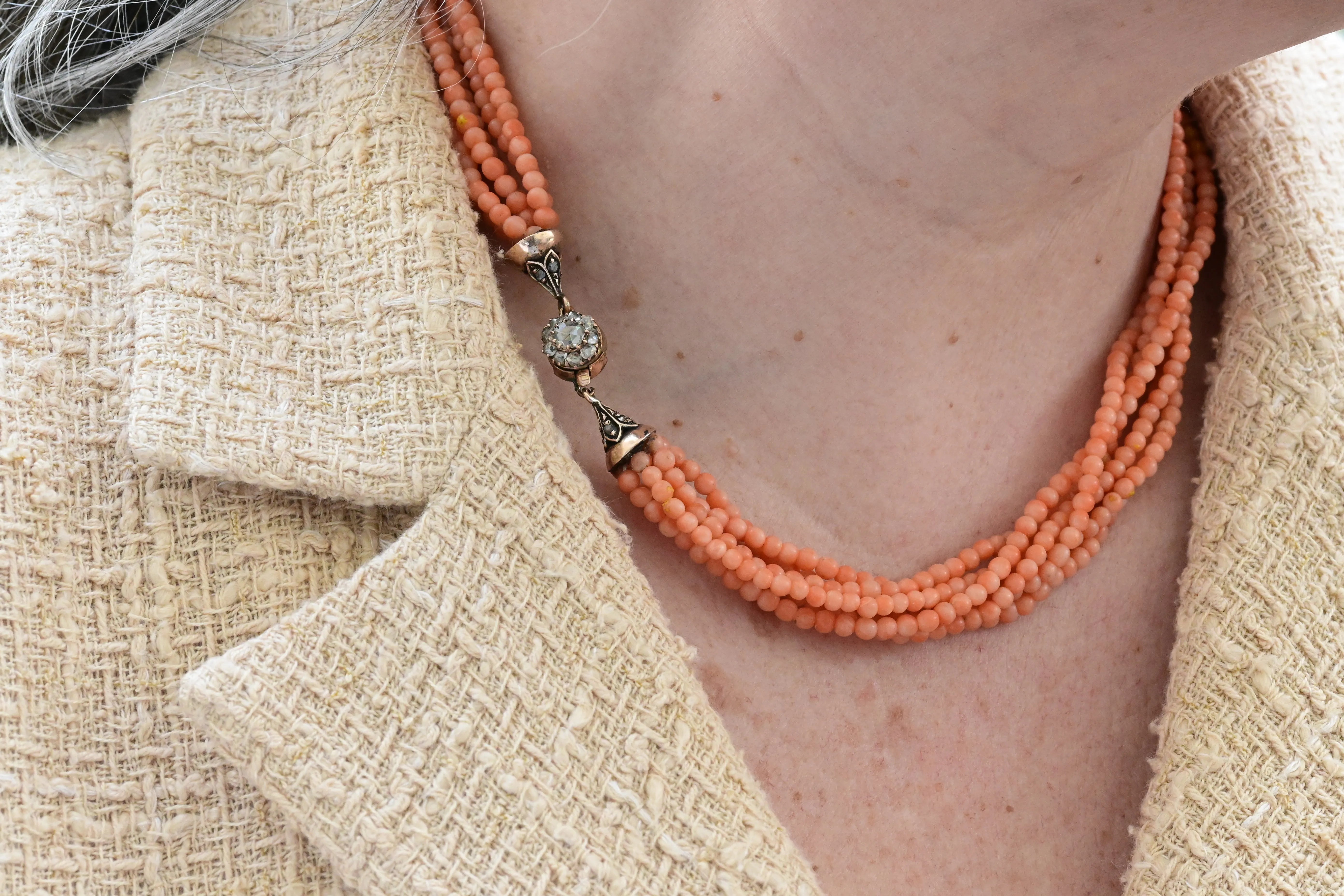Collar Vintage de Coral con cierre de Diamantes