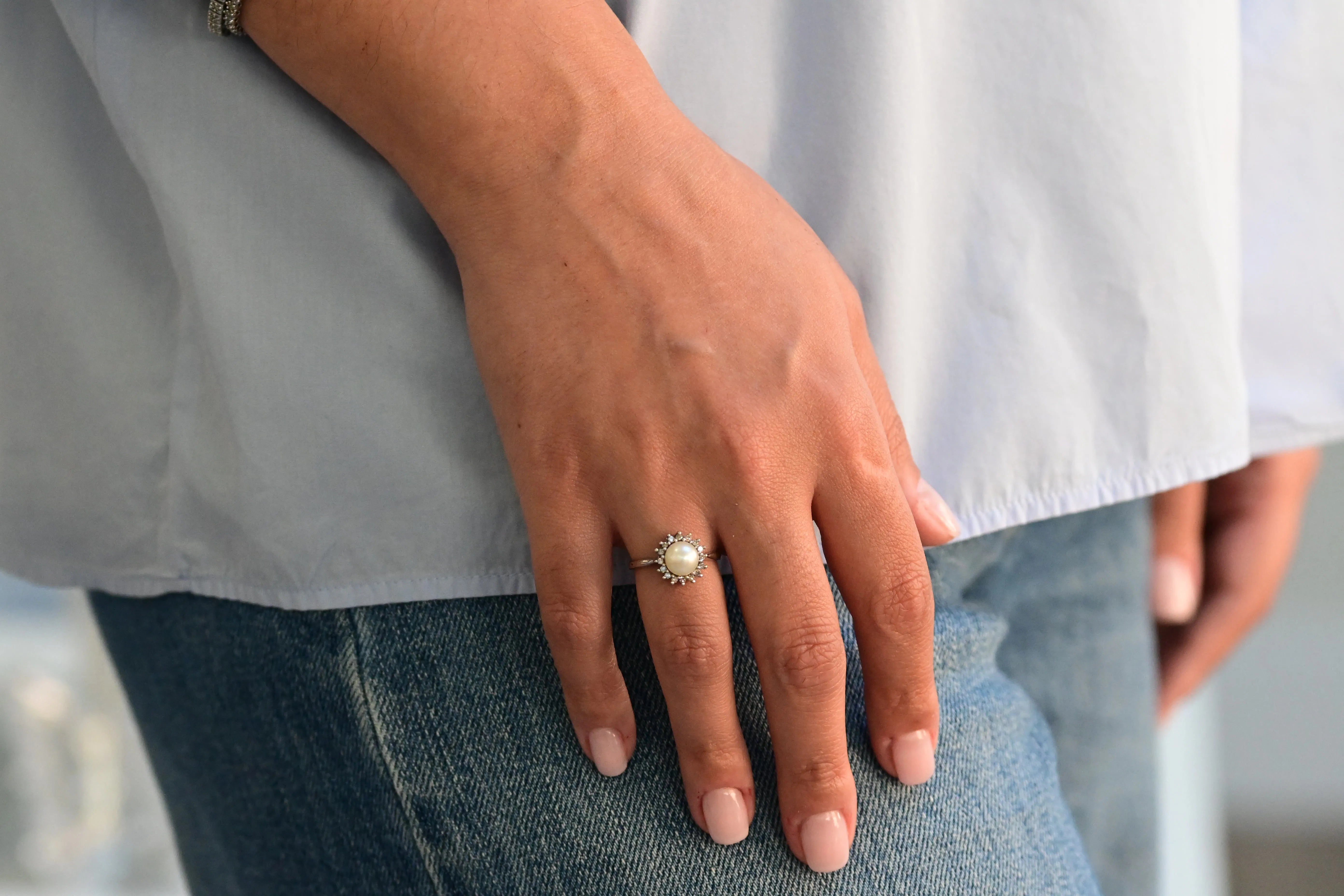 l: Anillo solitario con perla y diamantes en oro blanco de 14K