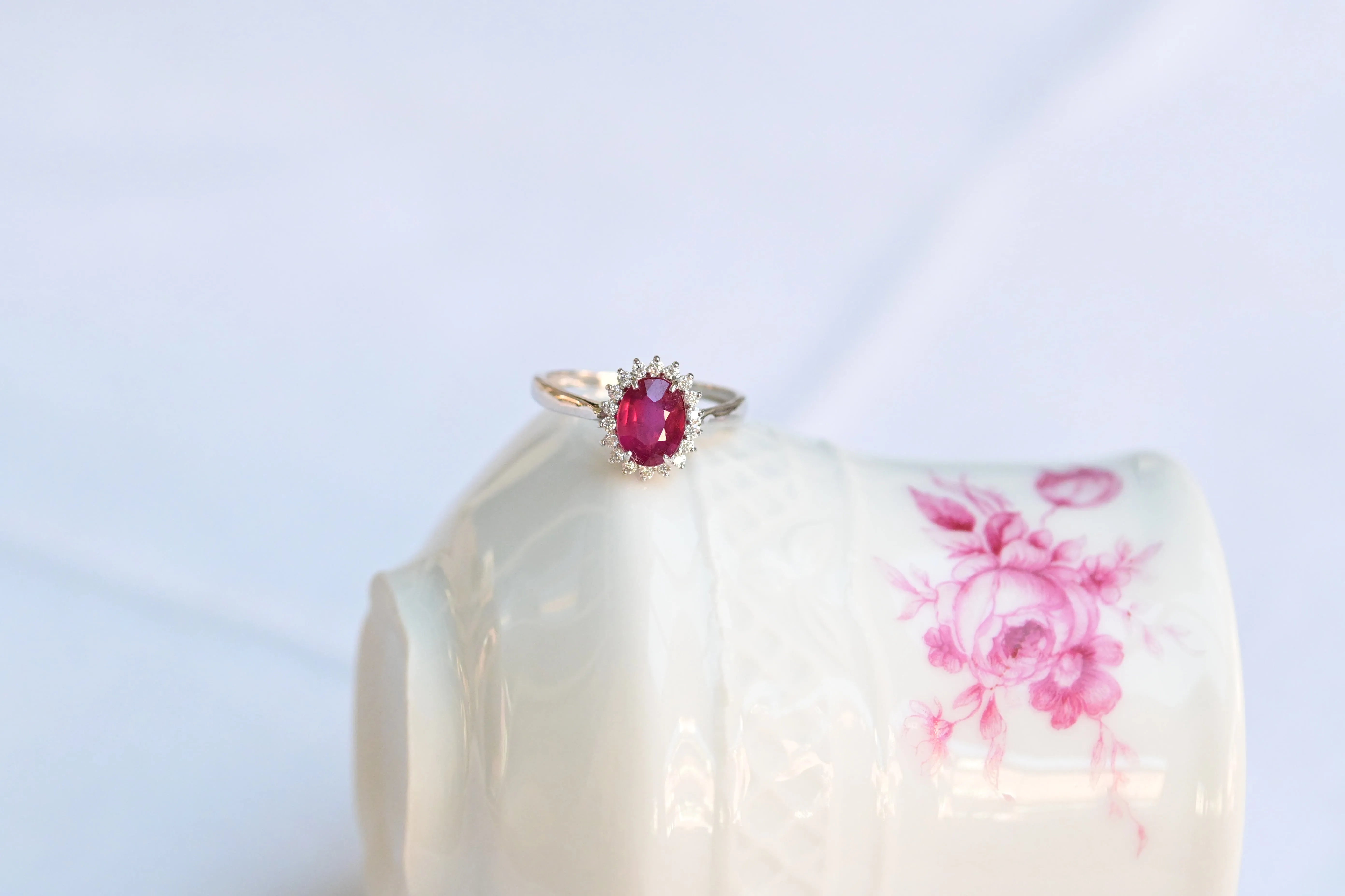 Anillo de rubí rosa con un halo de 18 diamantes.