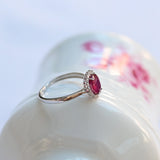 Bague en rubis roses avec un halo de 18 diamants.