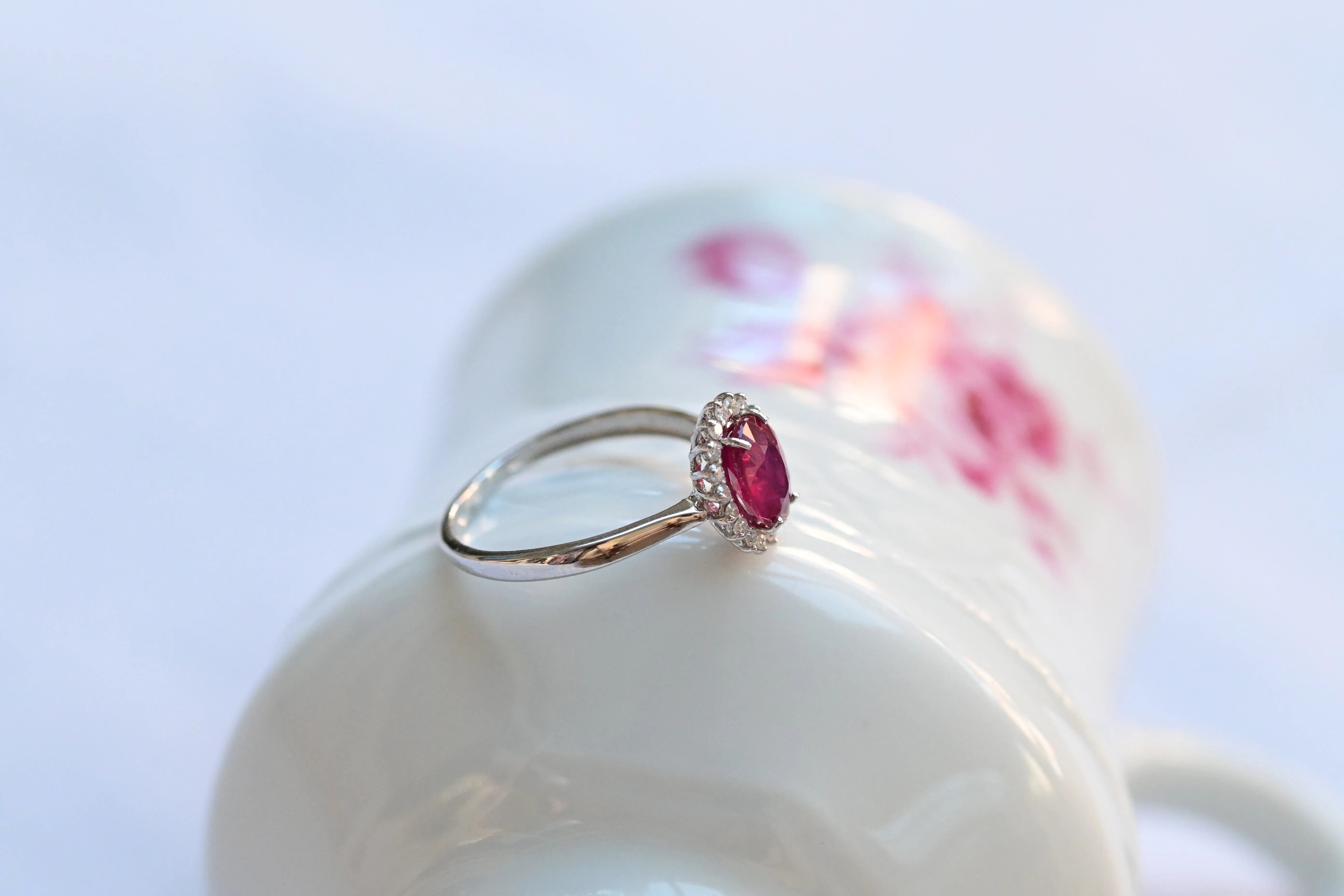 Bague en rubis roses avec un halo de 18 diamants.