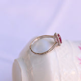 Ring mit rosa Rubin und einem Halo aus 18 Diamanten.