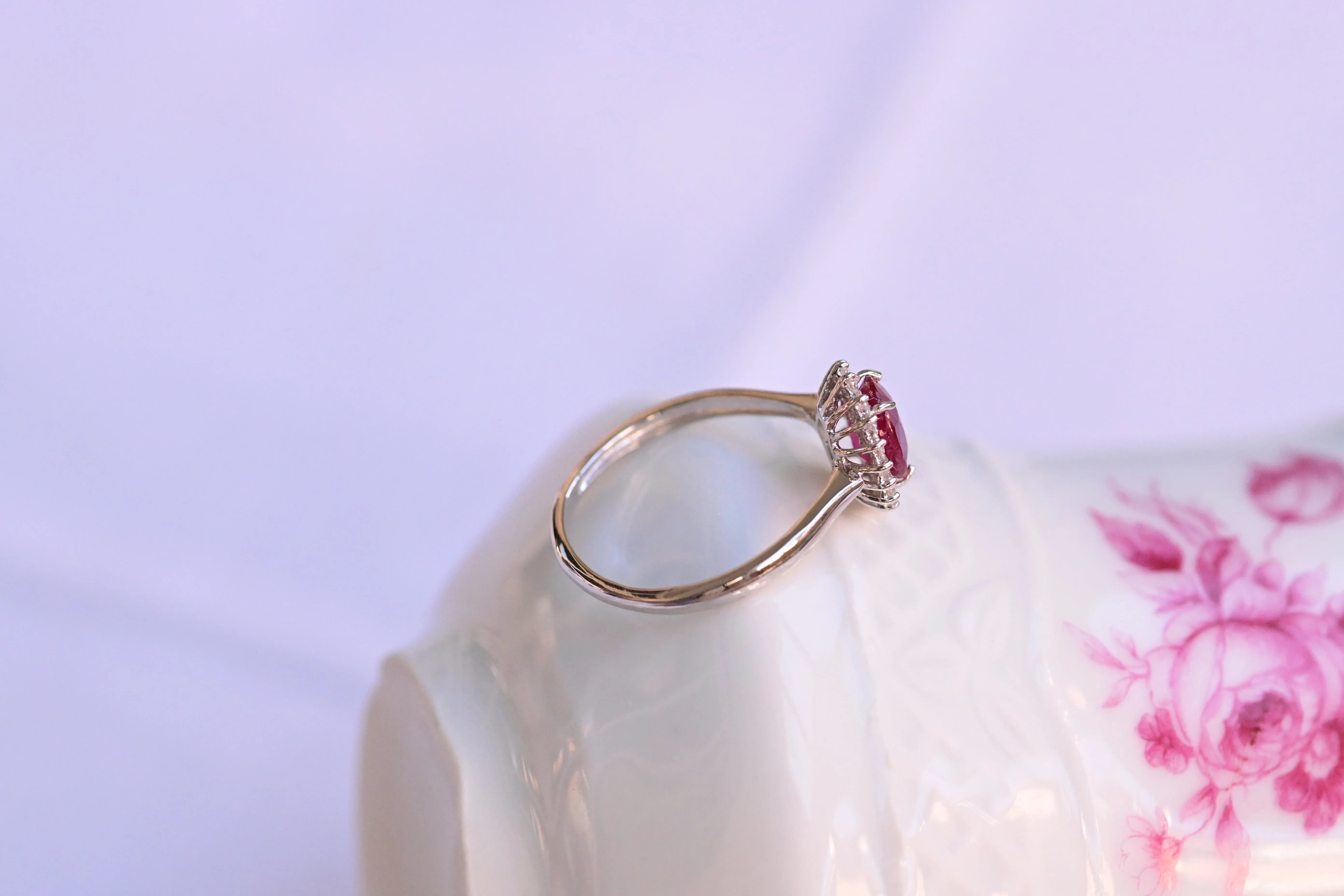 Ring mit rosa Rubin und einem Halo aus 18 Diamanten.