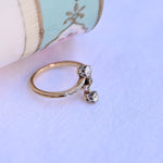 Anillo vintage "You and Me" con diamantes de corte antiguo europeo y diamantes de corte rosa, en platino y oro amarillo de 14K.