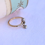 Anillo vintage "You and Me" con diamantes de corte antiguo europeo y diamantes de corte rosa, en platino y oro amarillo de 14K.